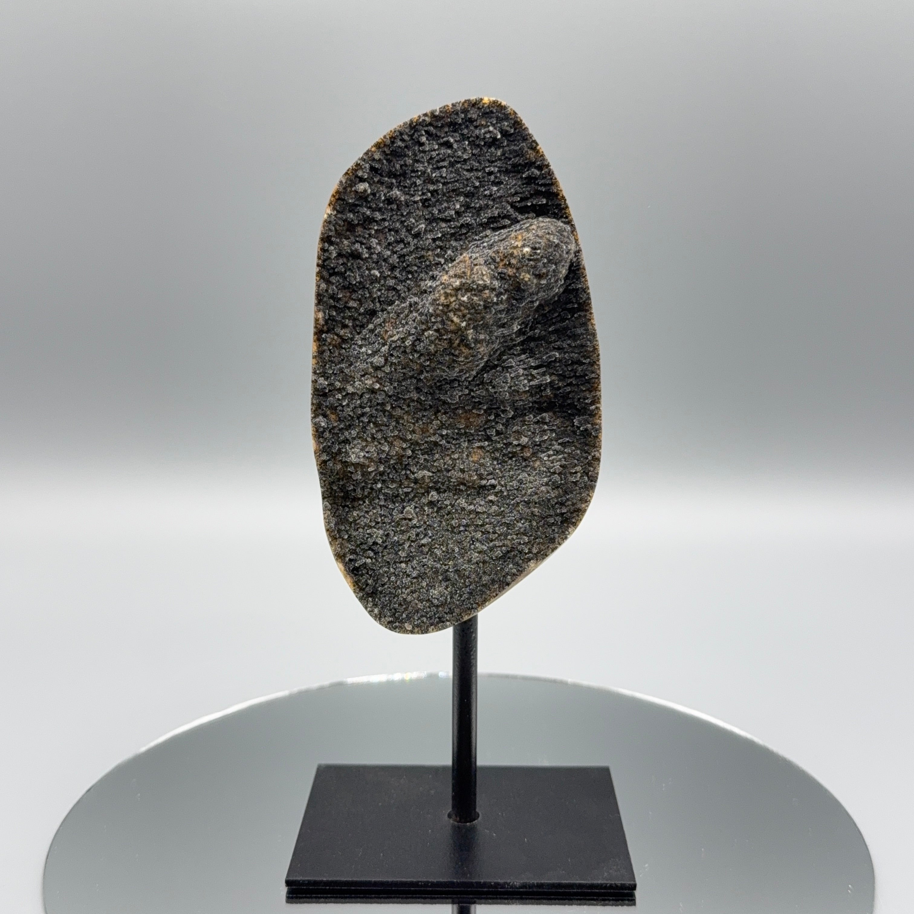Schwarzer Amethyst auf Ständer