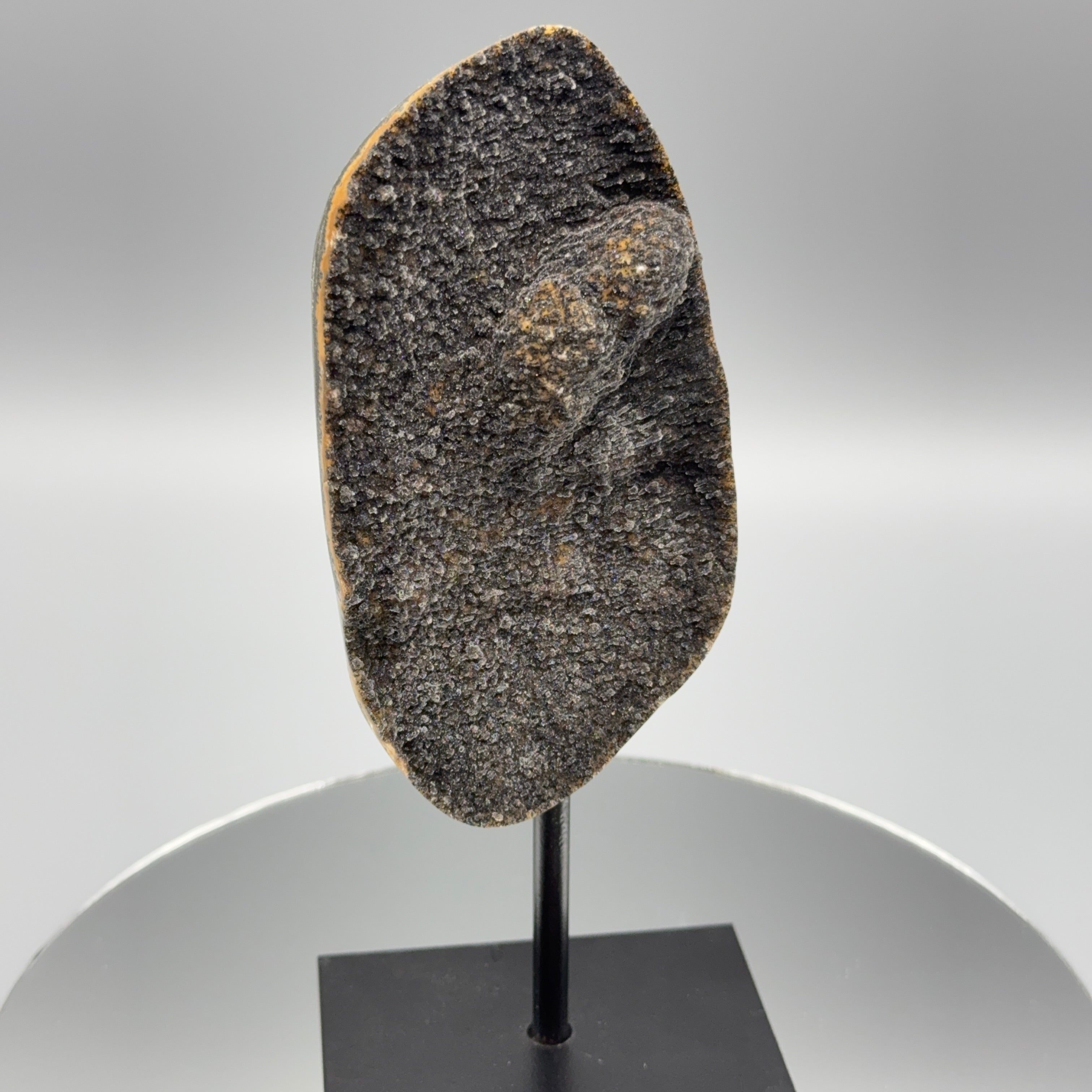 Schwarzer Amethyst auf Ständer