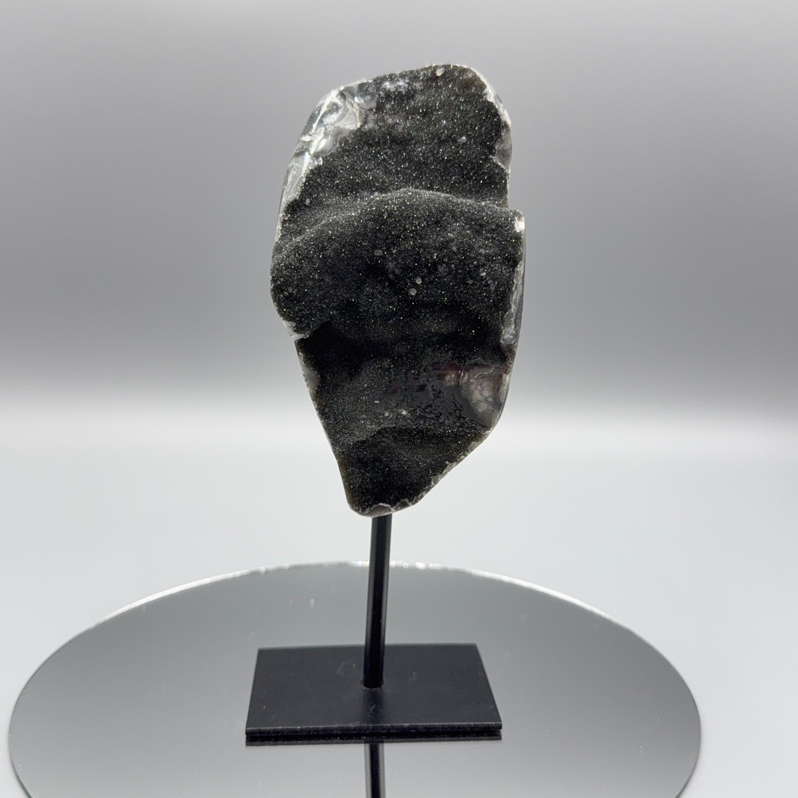 Schwarzer Amethyst auf Ständer