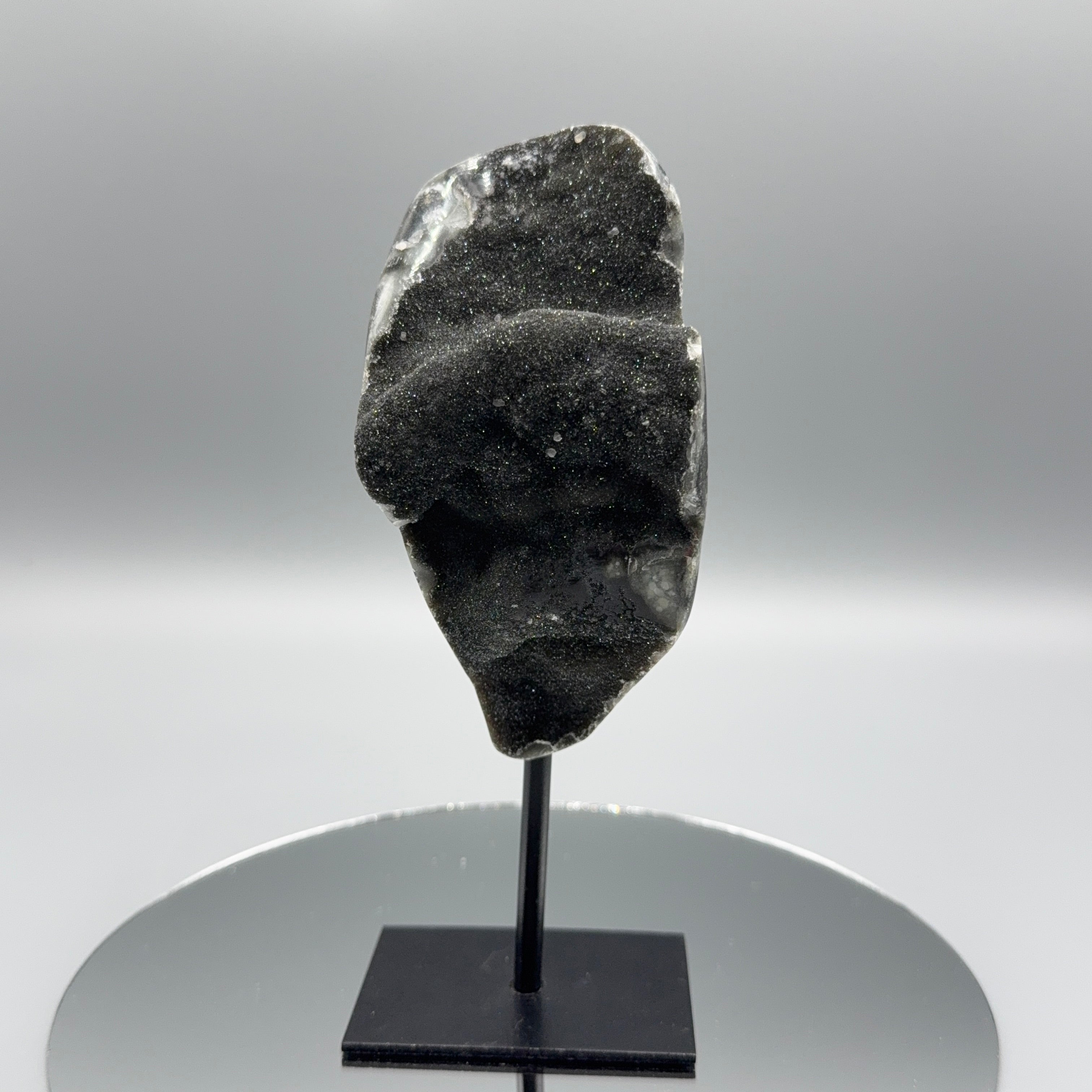 Schwarzer Amethyst auf Ständer