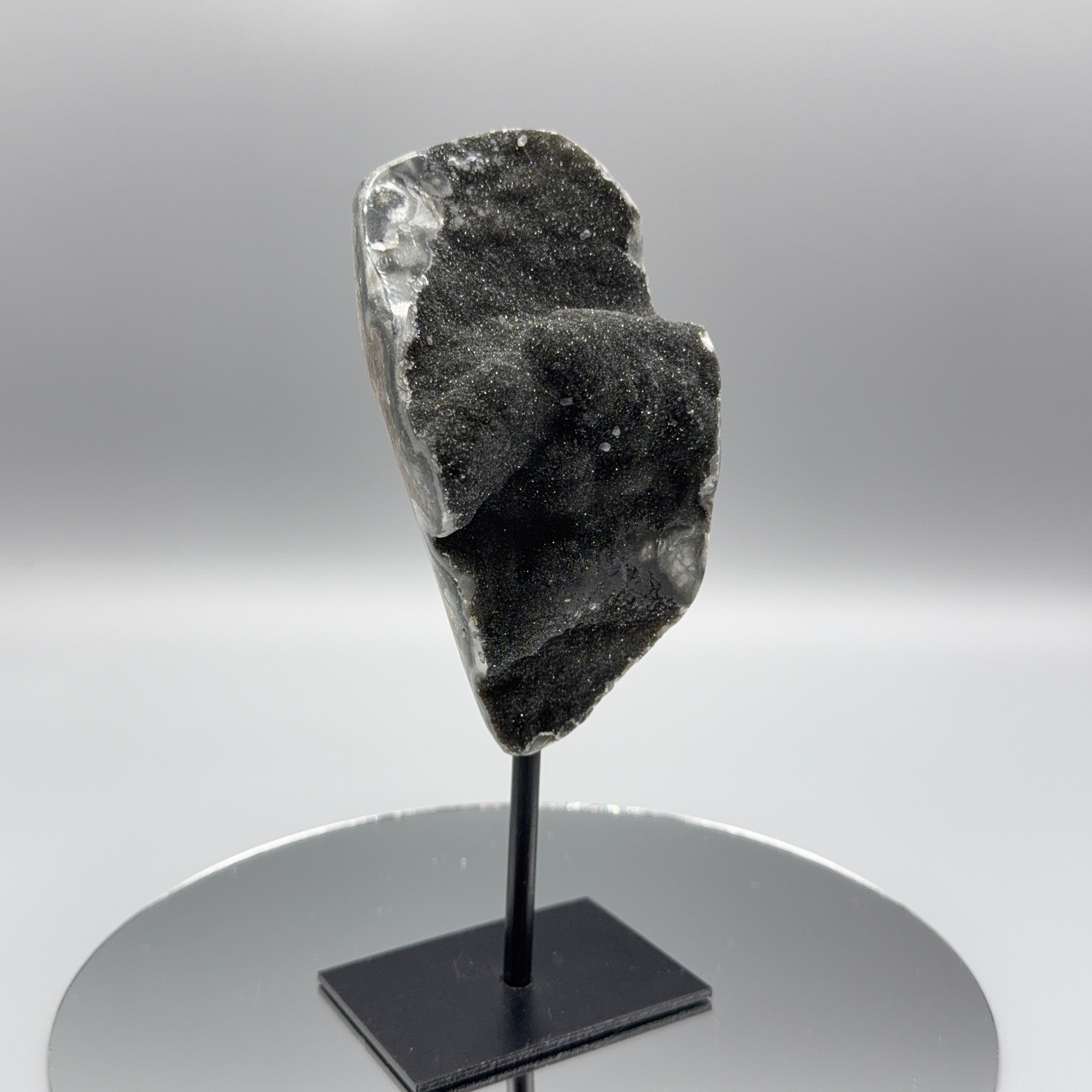 Schwarzer Amethyst auf Ständer