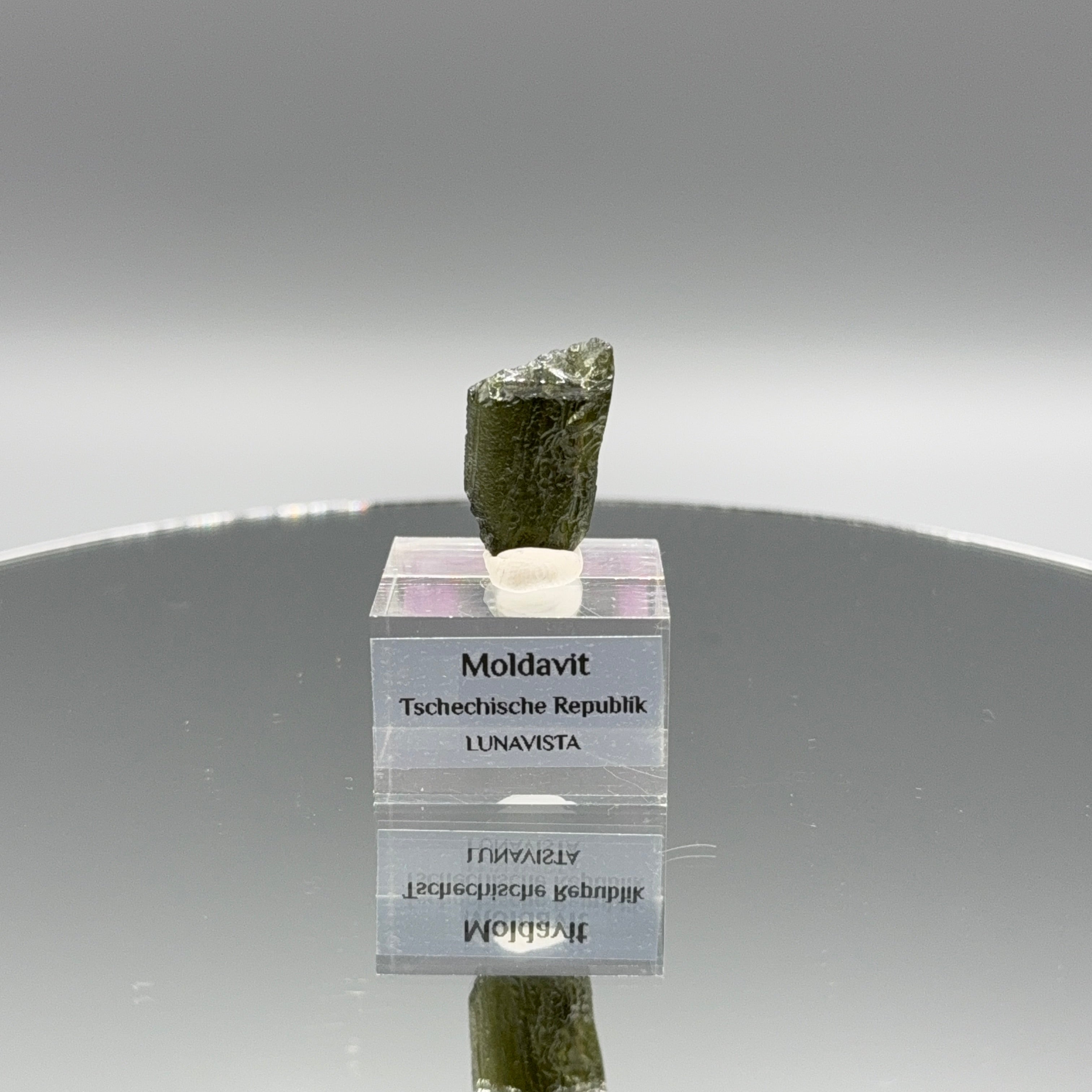 Moldavit auf Sockel