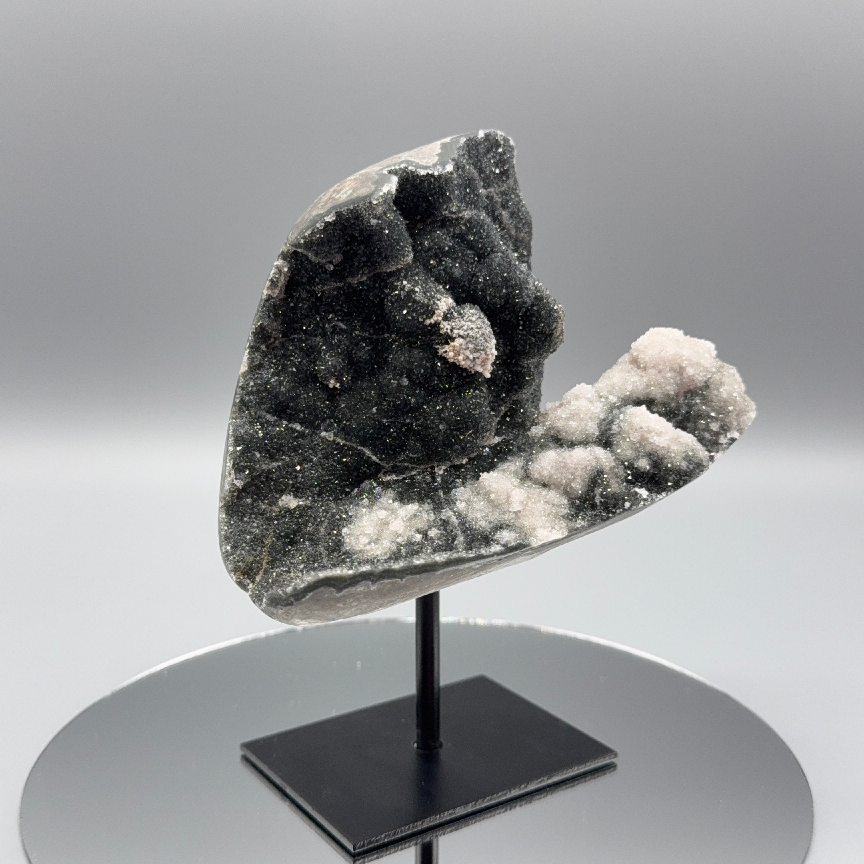 Schwarzer Amethyst auf Ständer