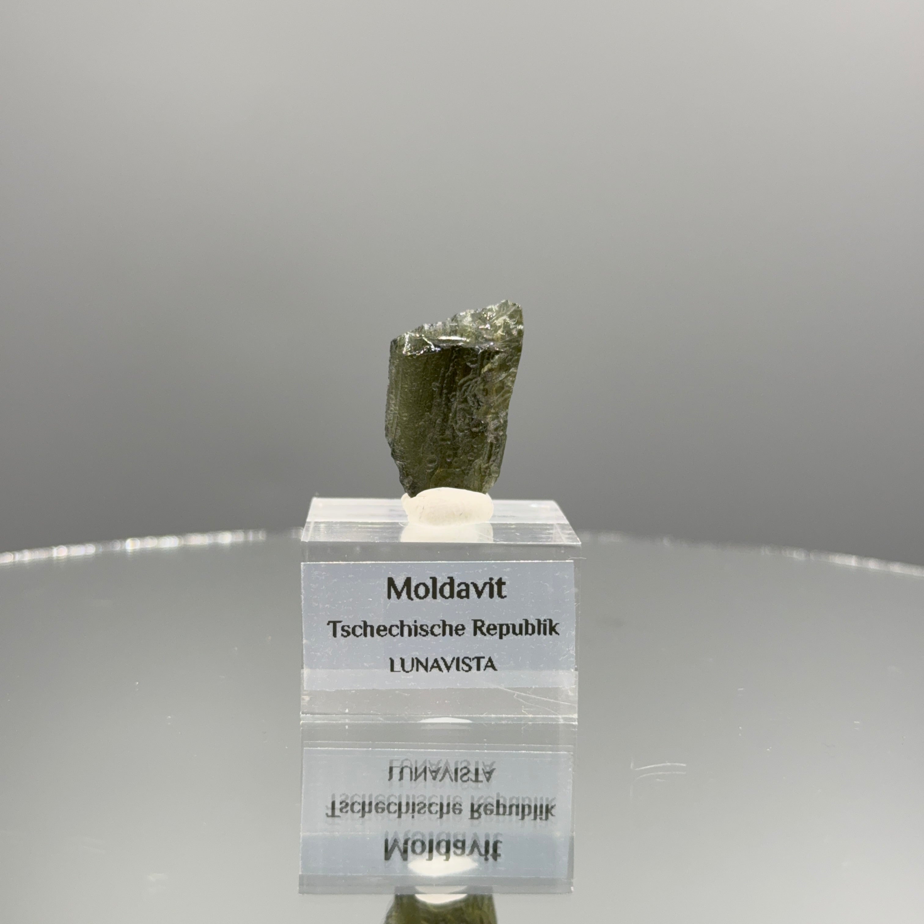 Moldavit auf Sockel
