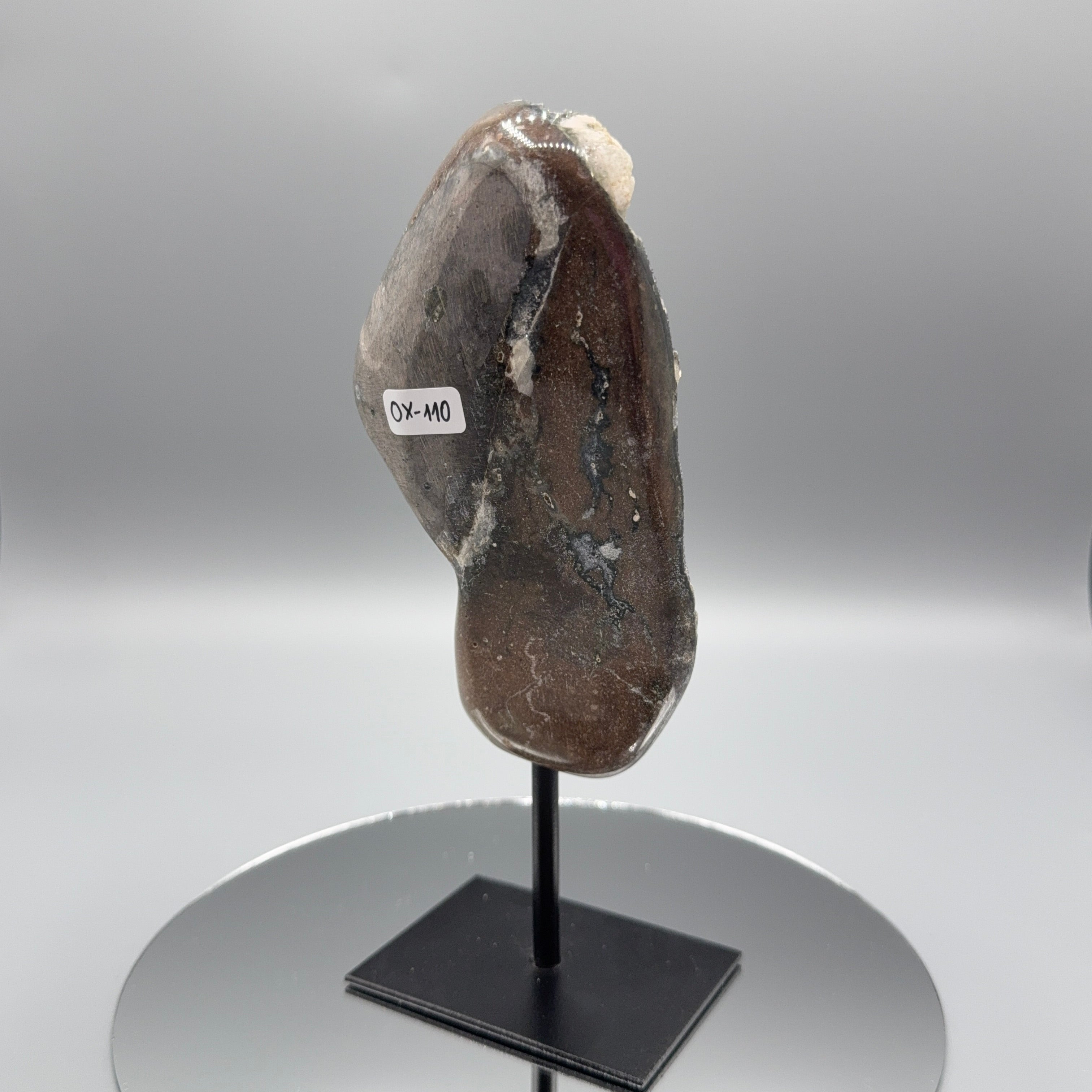 Schwarzer Amethyst auf Ständer