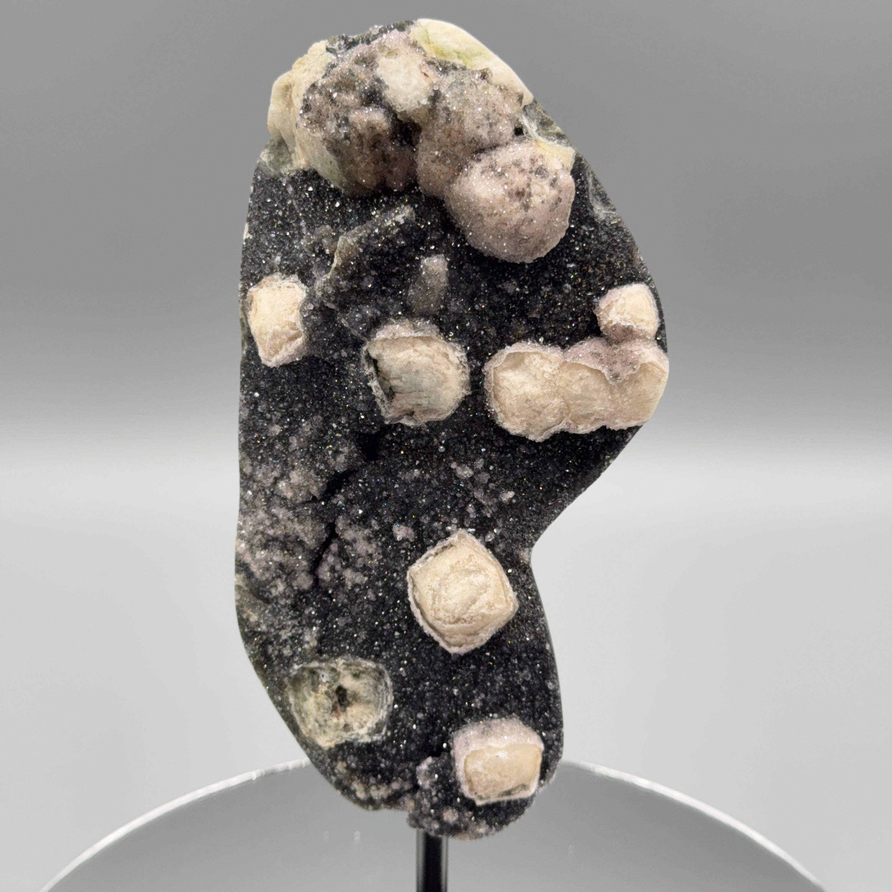 Schwarzer Amethyst auf Ständer