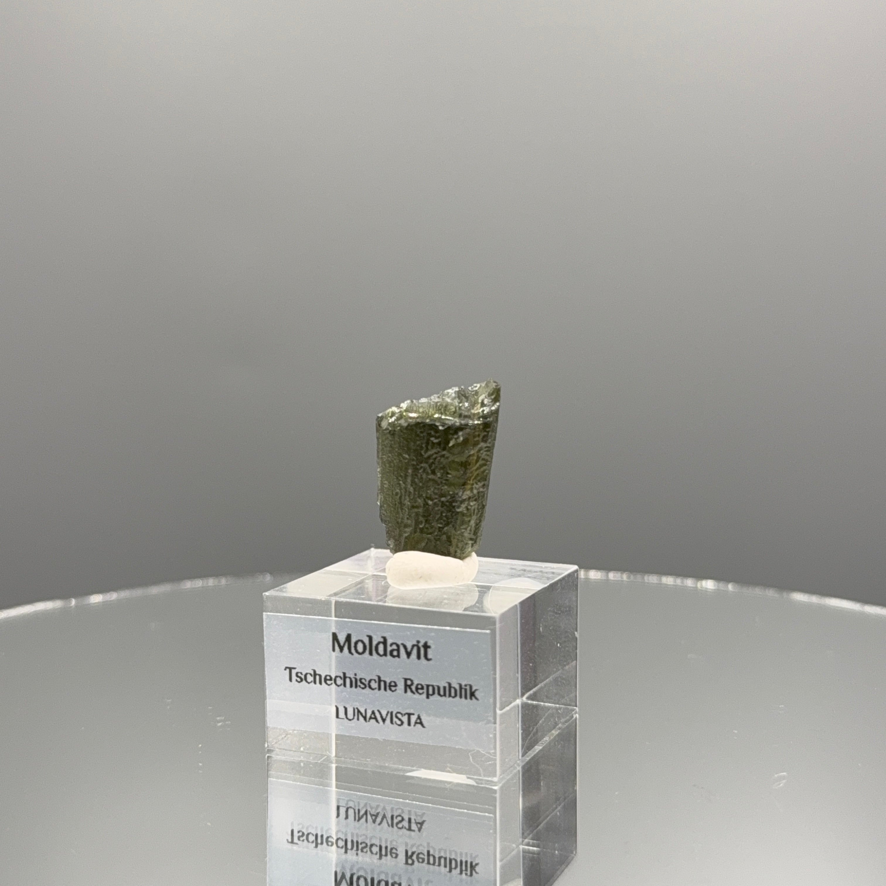 Moldavit auf Sockel