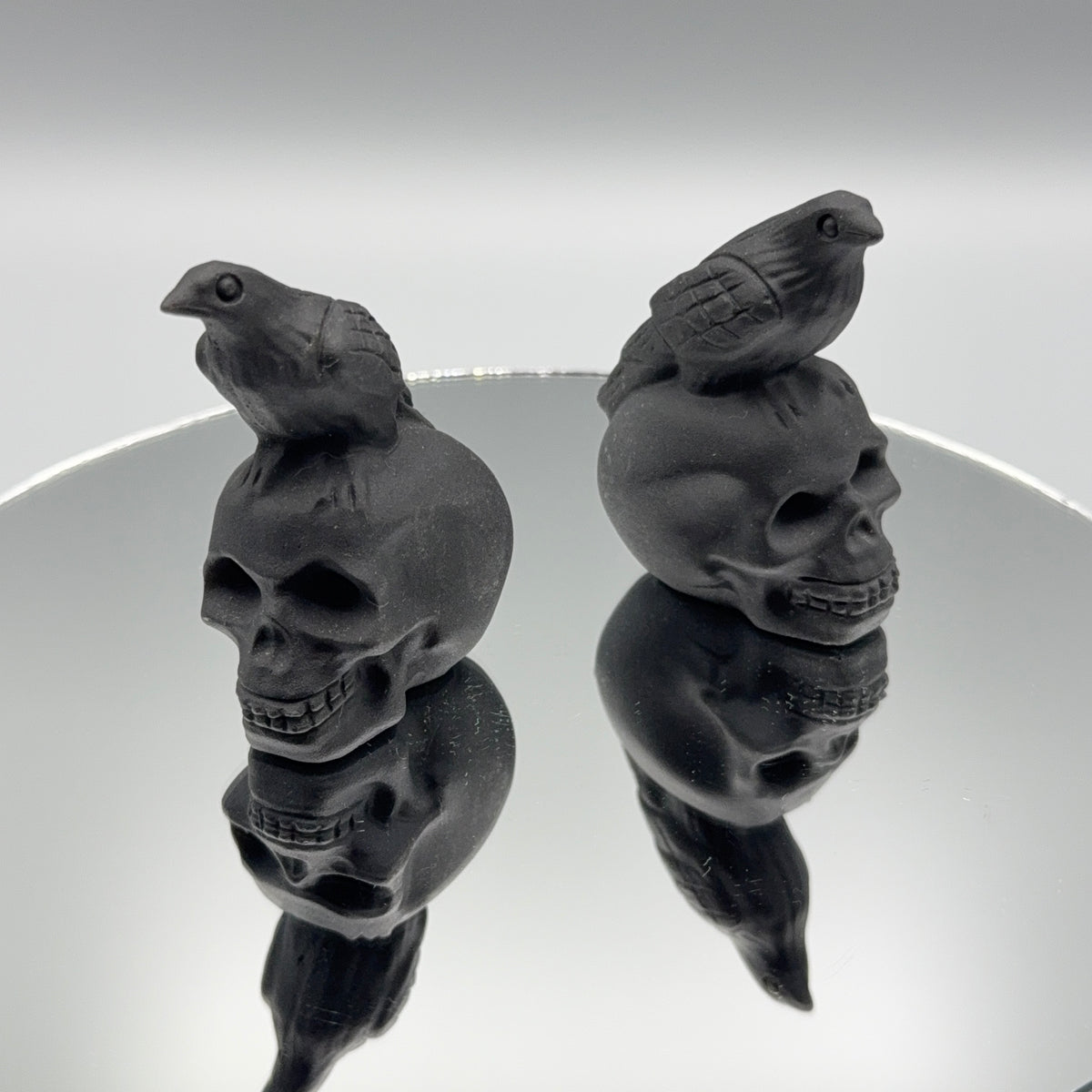 Obsidian  – Totenkopf mit Rabe