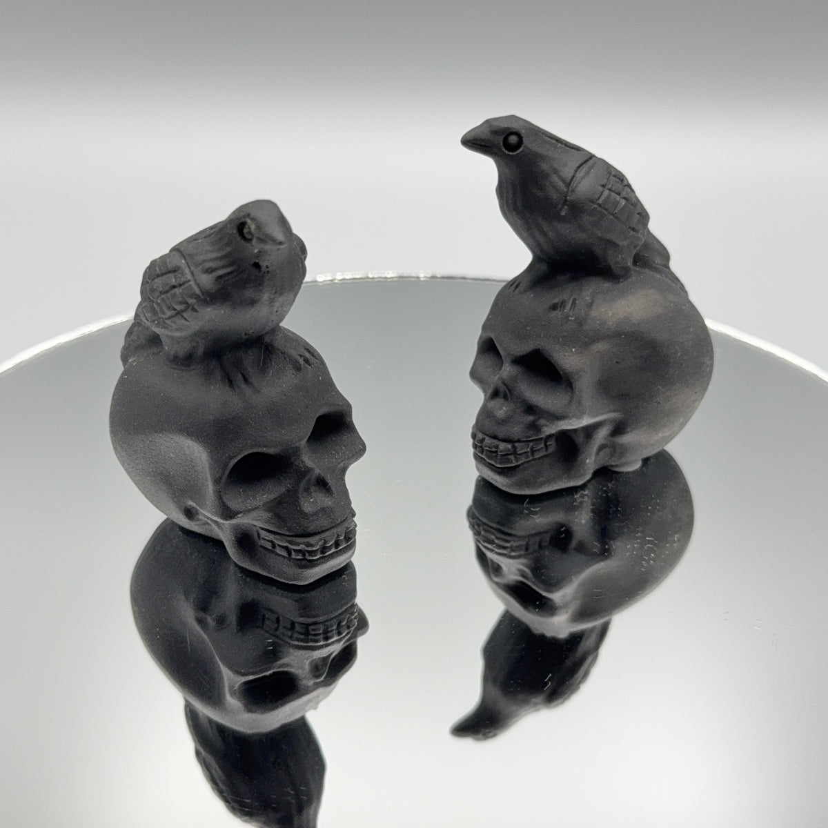 Obsidian  – Totenkopf mit Rabe