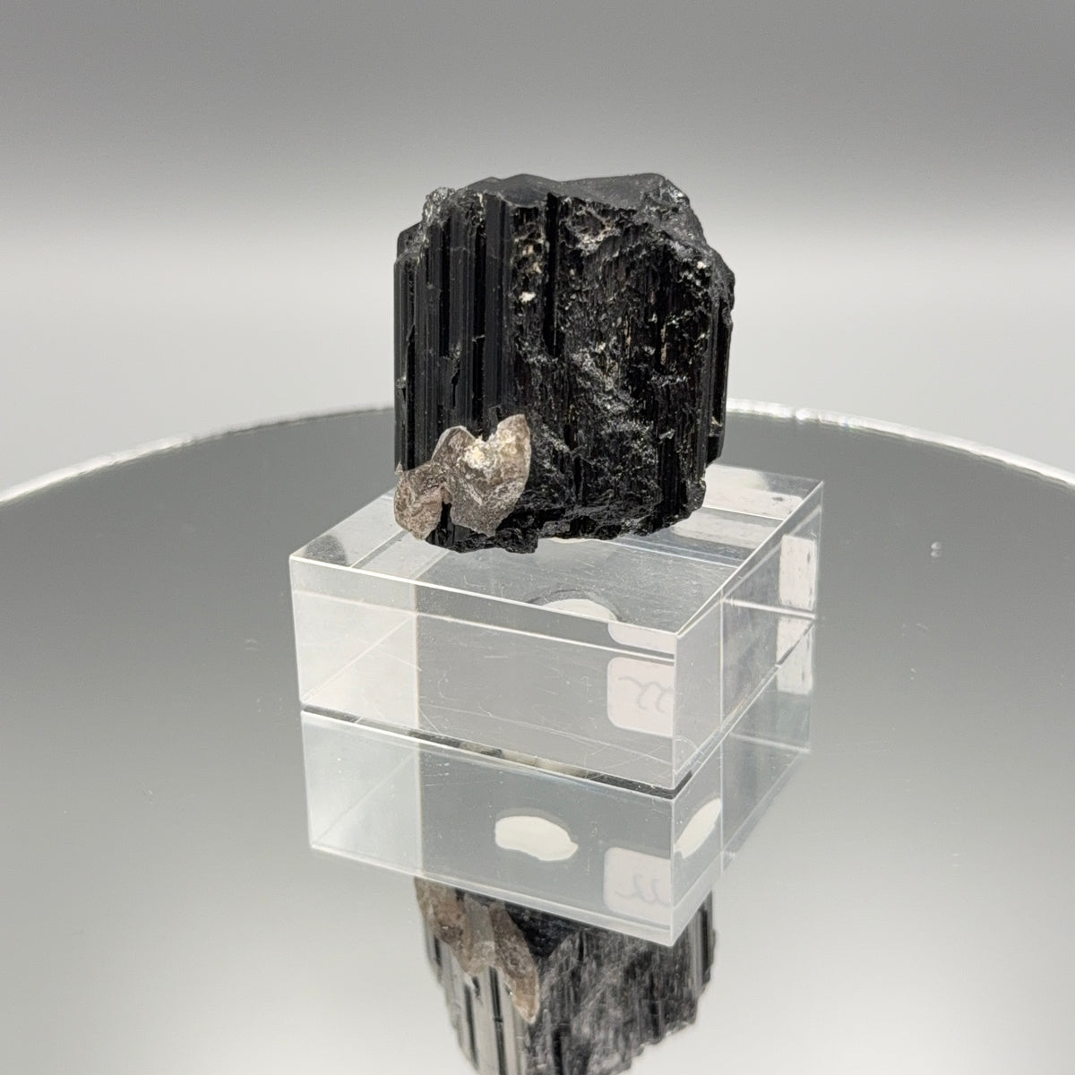 Schwarzer Turmalin auf Sockel