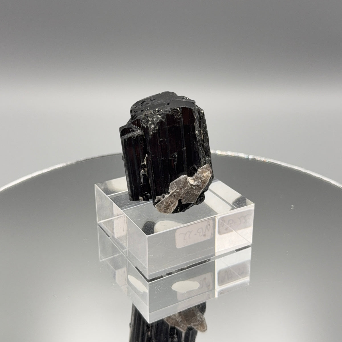Schwarzer Turmalin auf Sockel