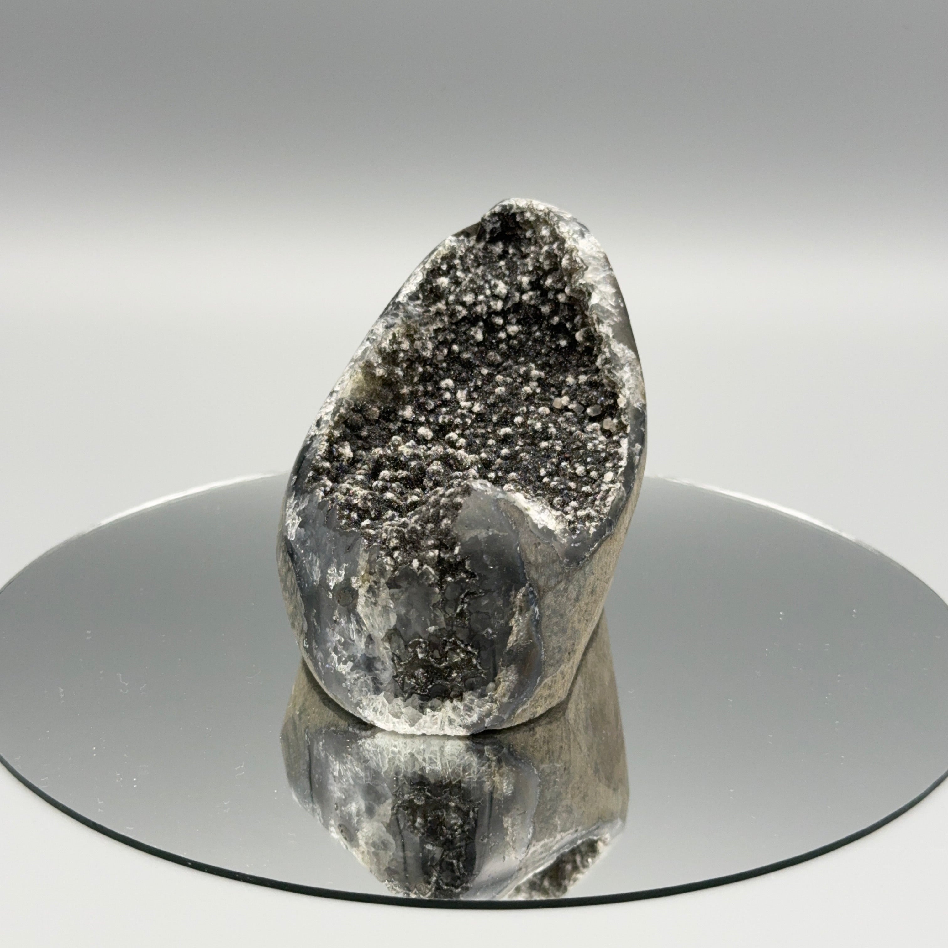 Schwarzer Amethyst mit Calcit