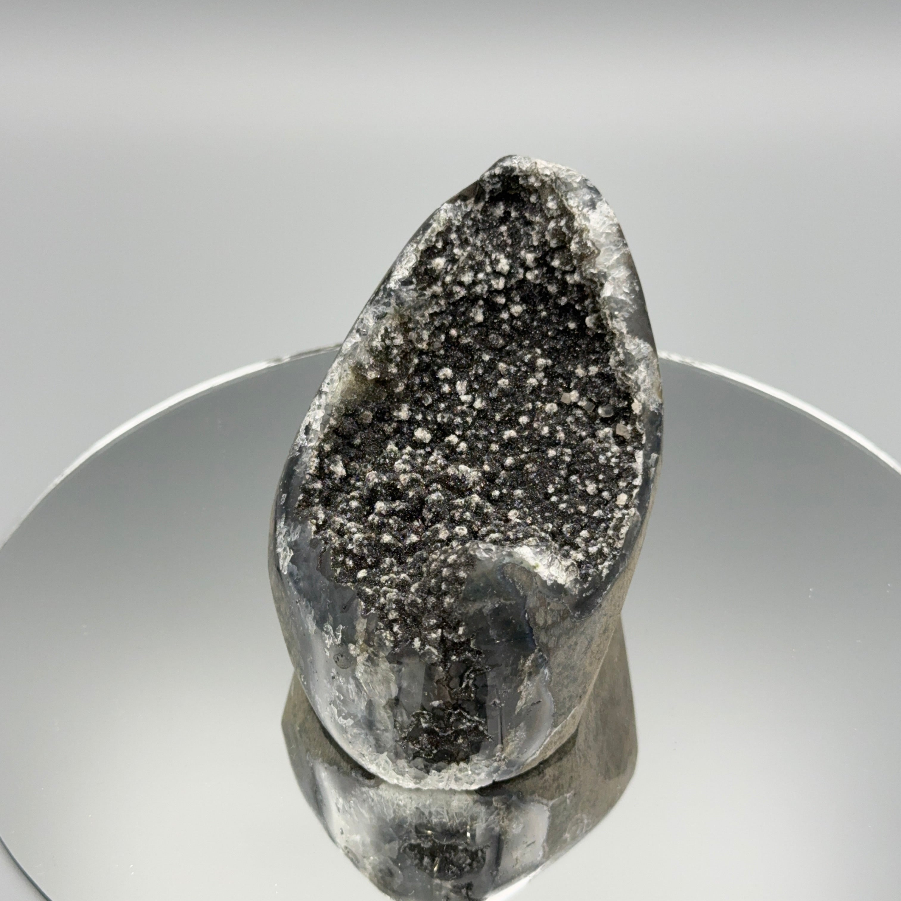 Schwarzer Amethyst mit Calcit