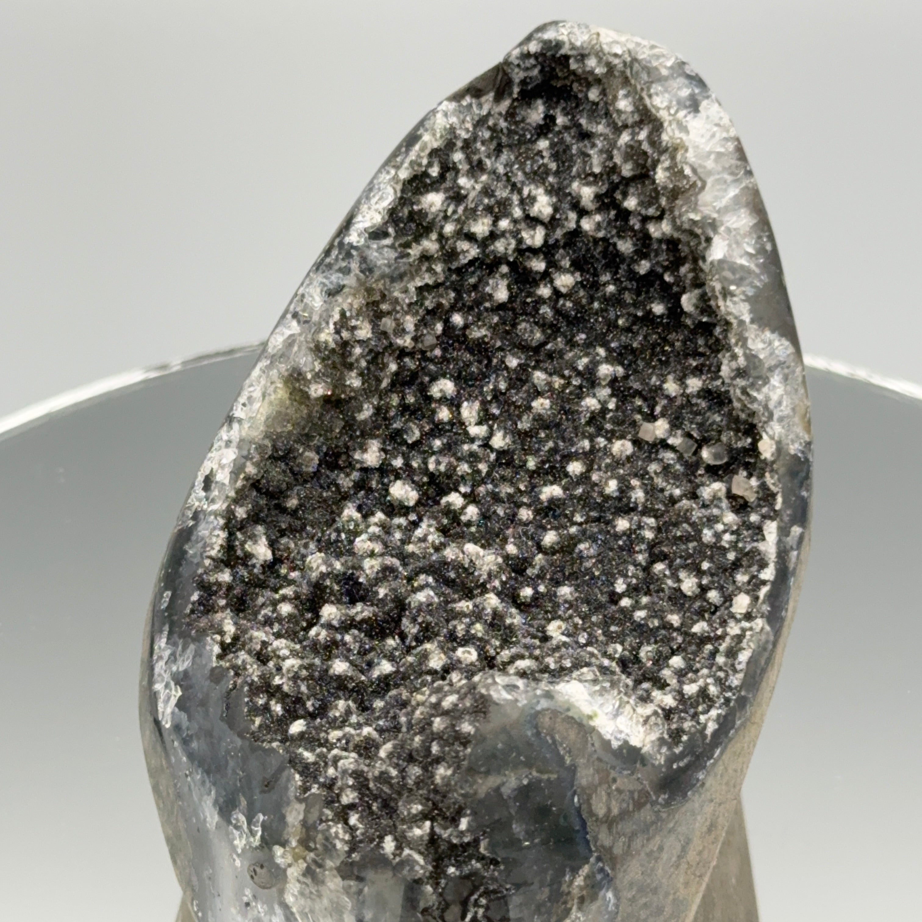 Schwarzer Amethyst mit Calcit