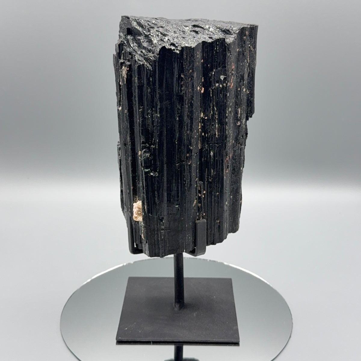 Schwarzer Turmalin auf Ständer