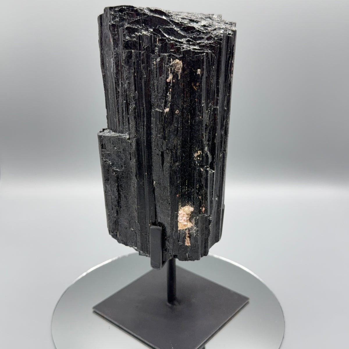 Schwarzer Turmalin auf Ständer