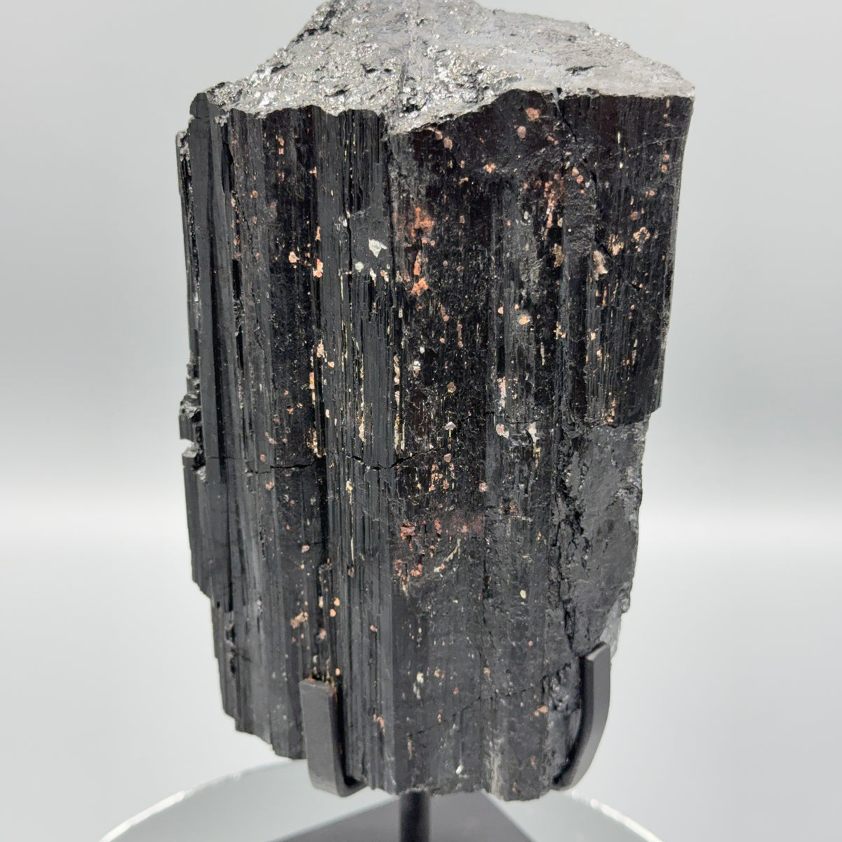 Schwarzer Turmalin auf Ständer