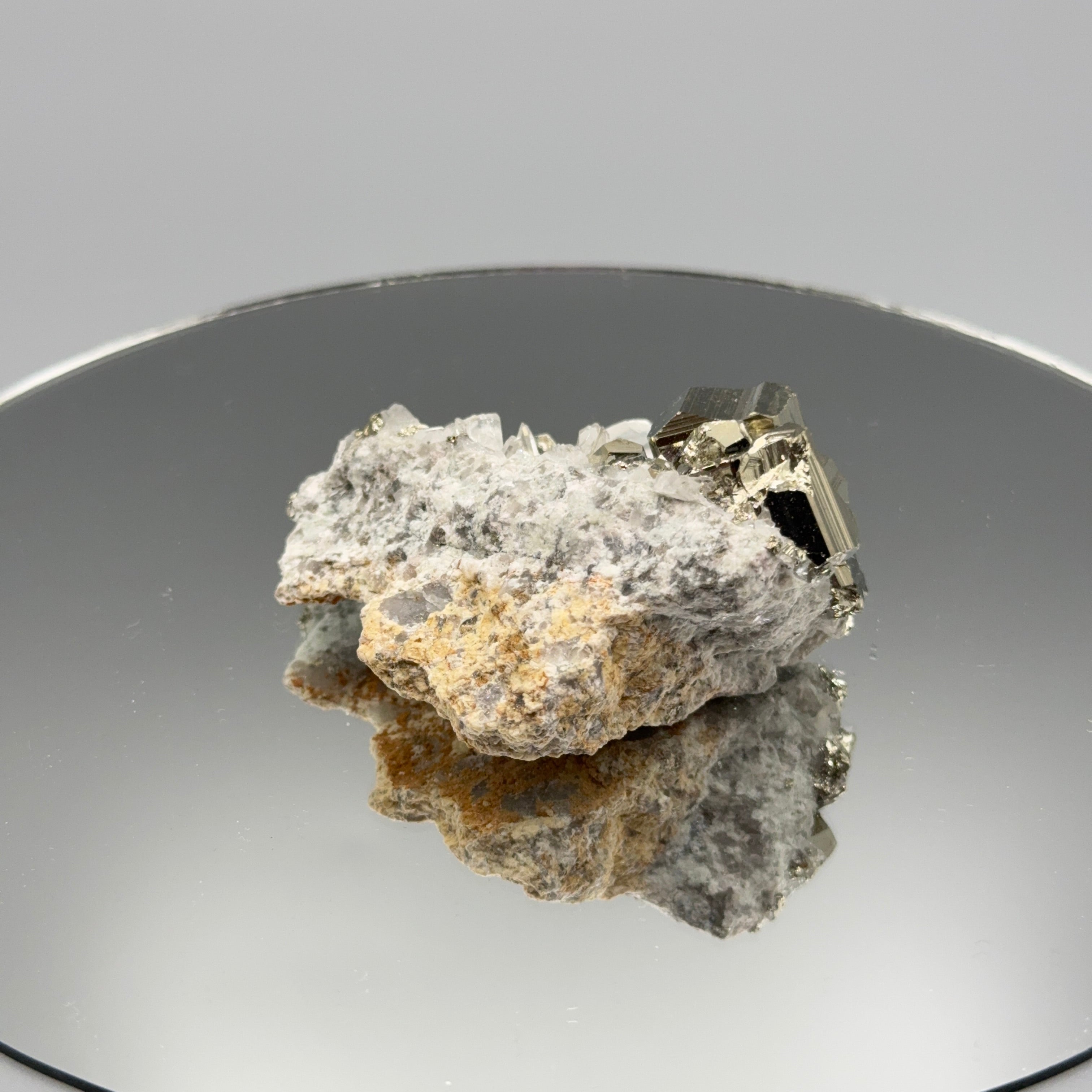 Pyrit mit Bergkristall Cluster