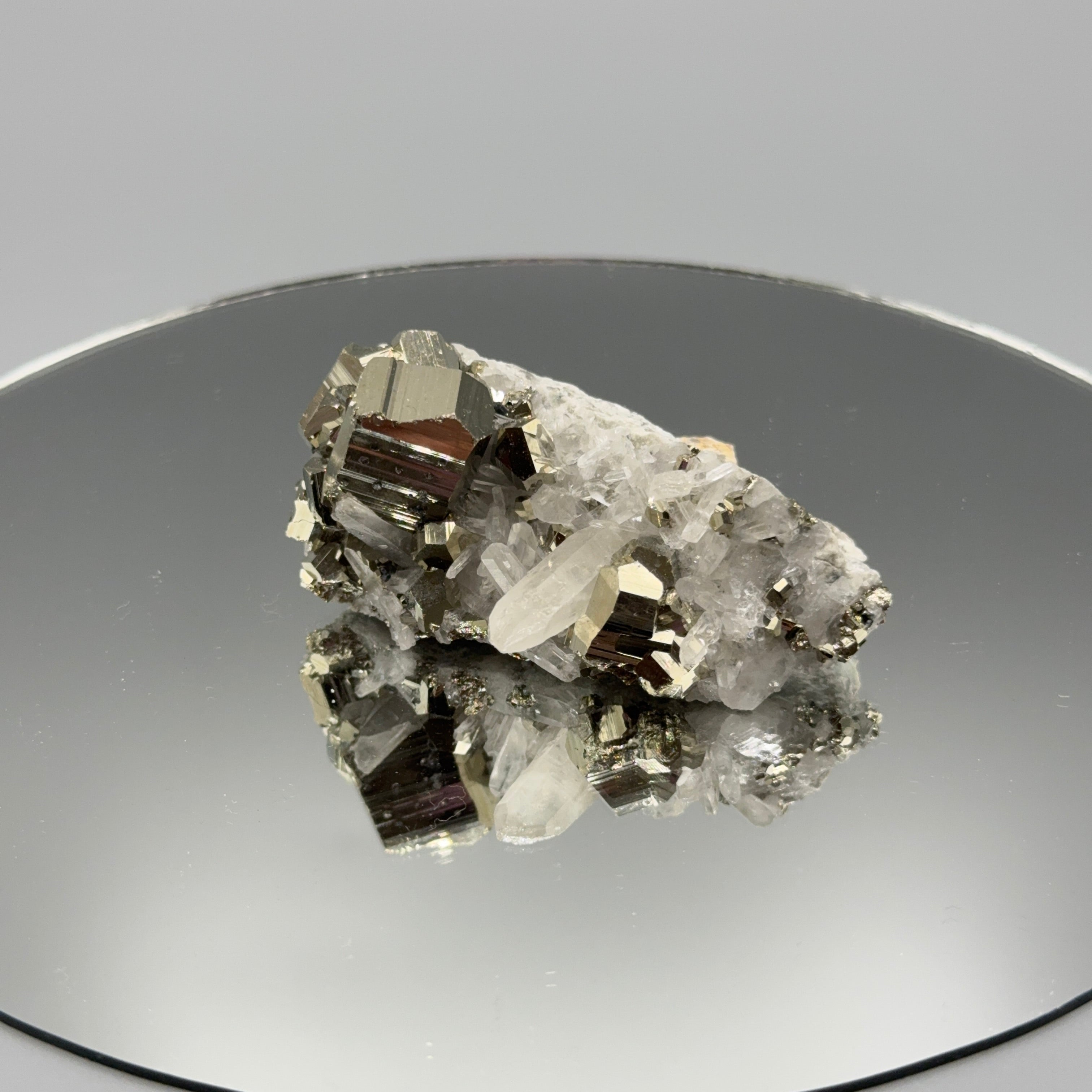 Pyrit mit Bergkristall Cluster