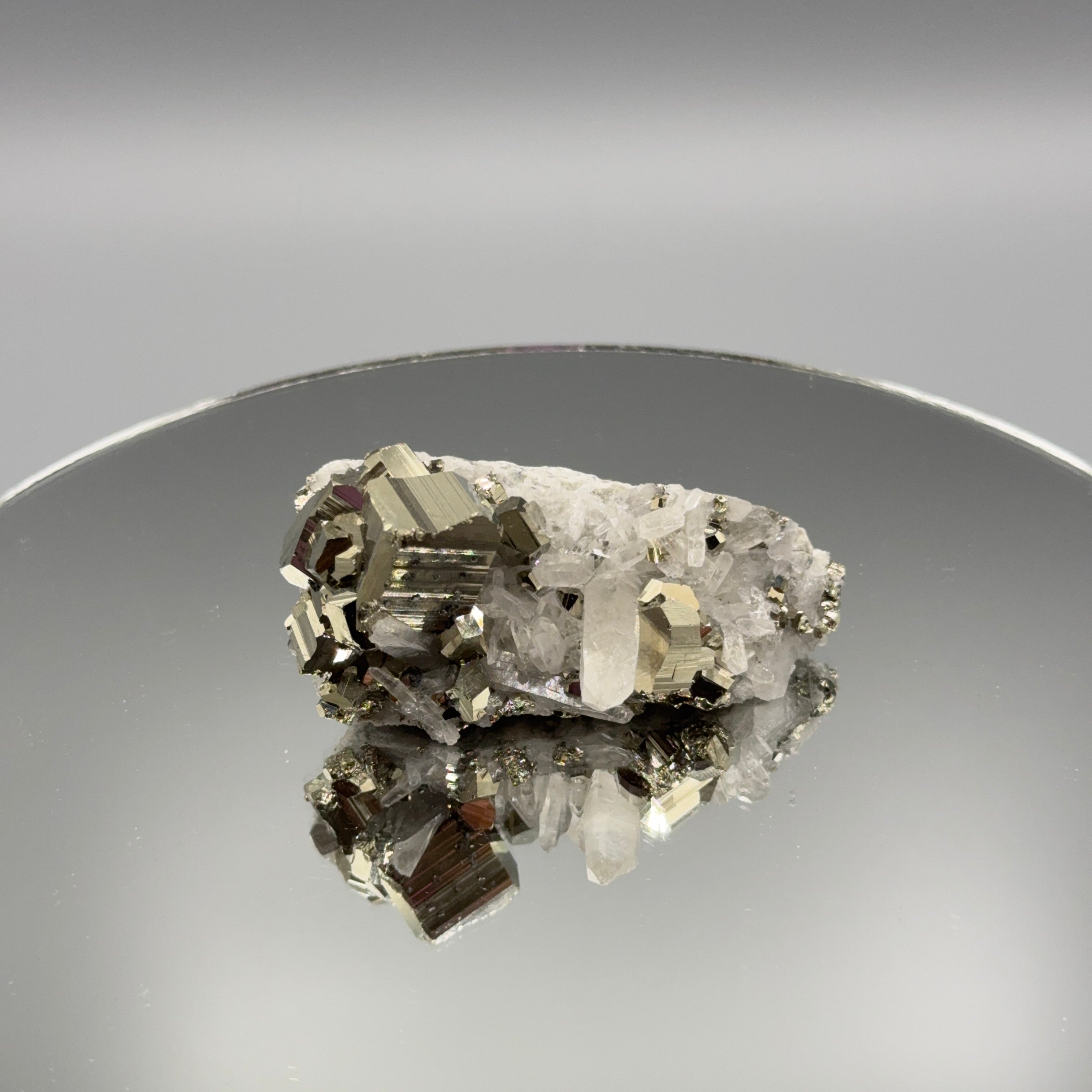 Pyrit mit Bergkristall Cluster