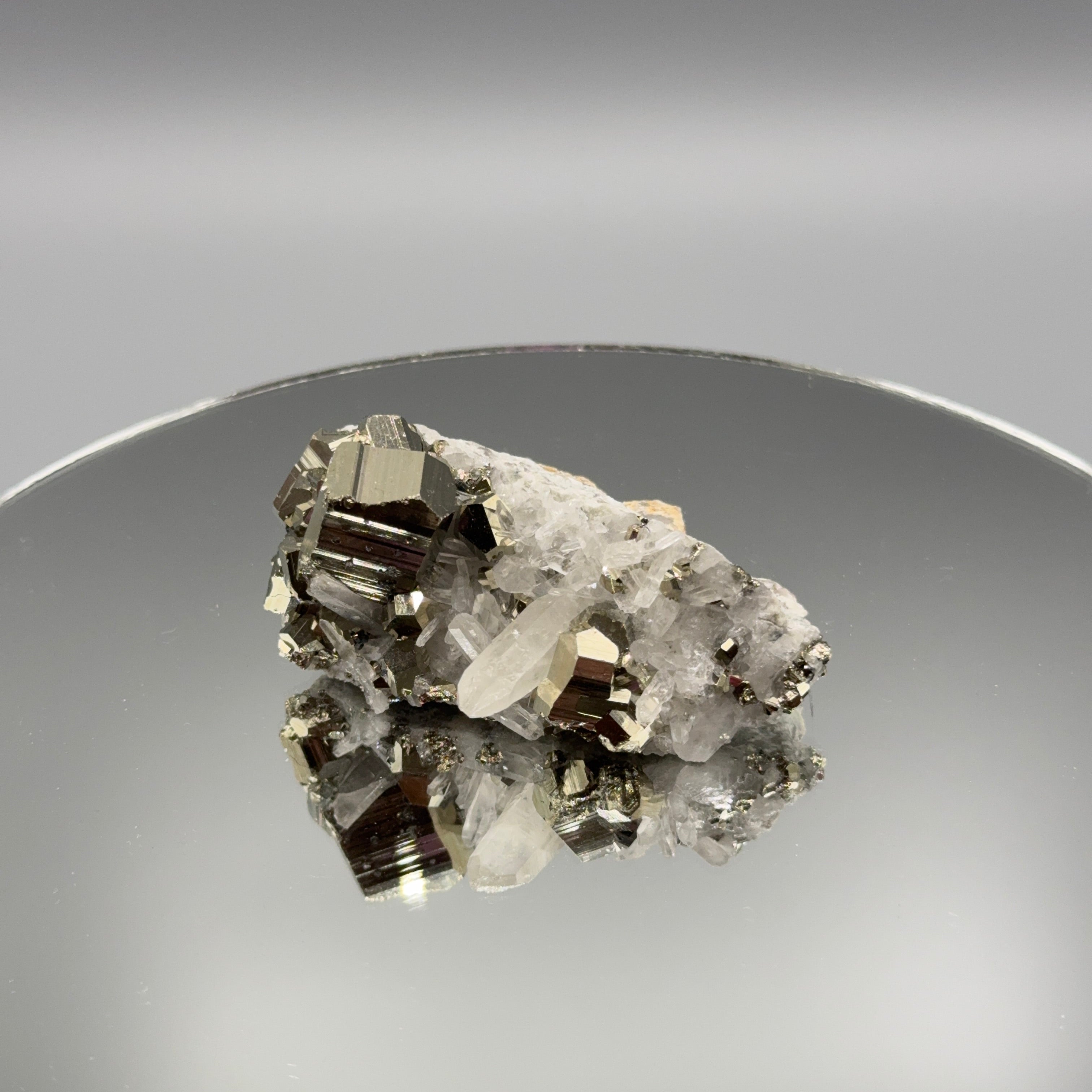 Pyrit mit Bergkristall Cluster