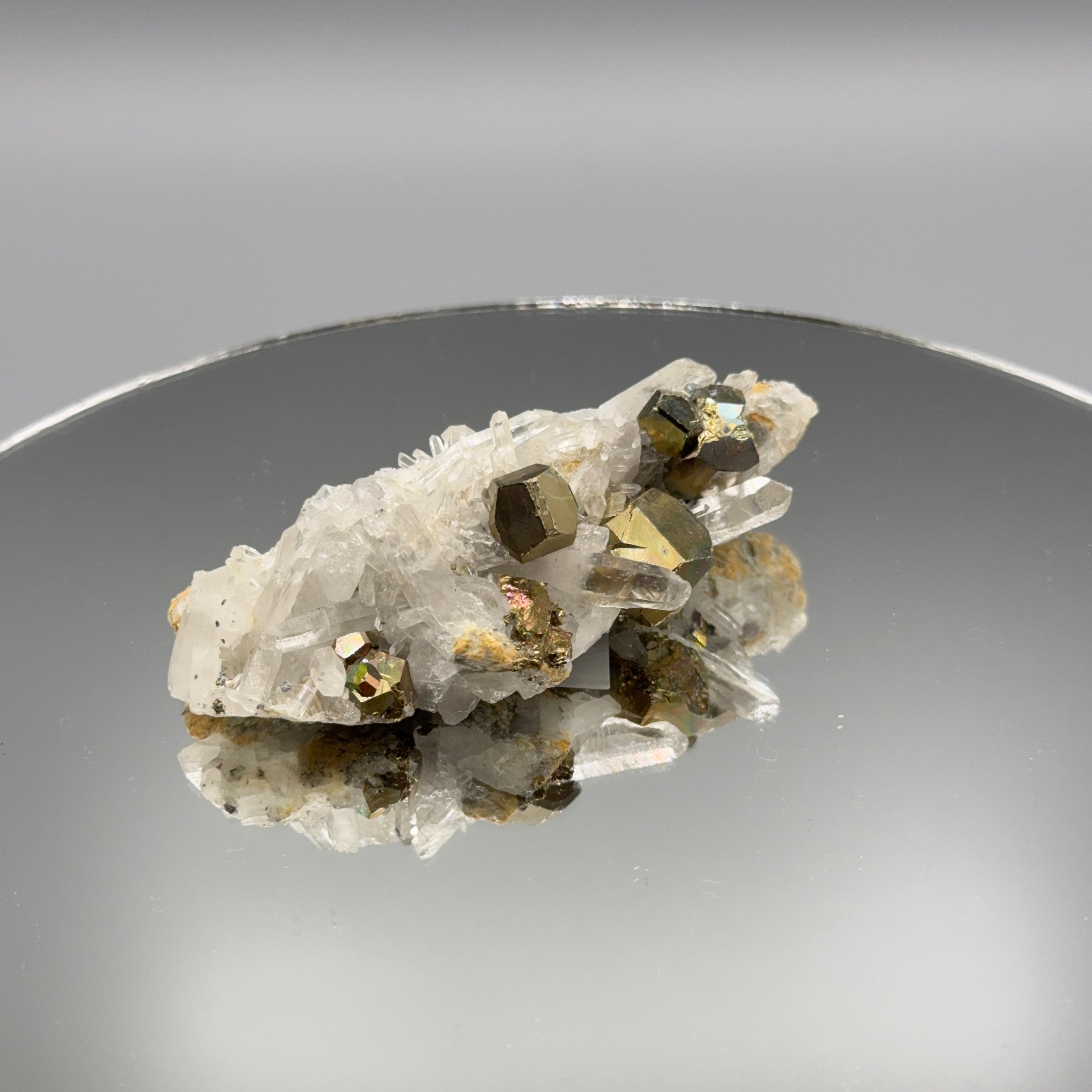 Pyrit mit Bergkristall Cluster