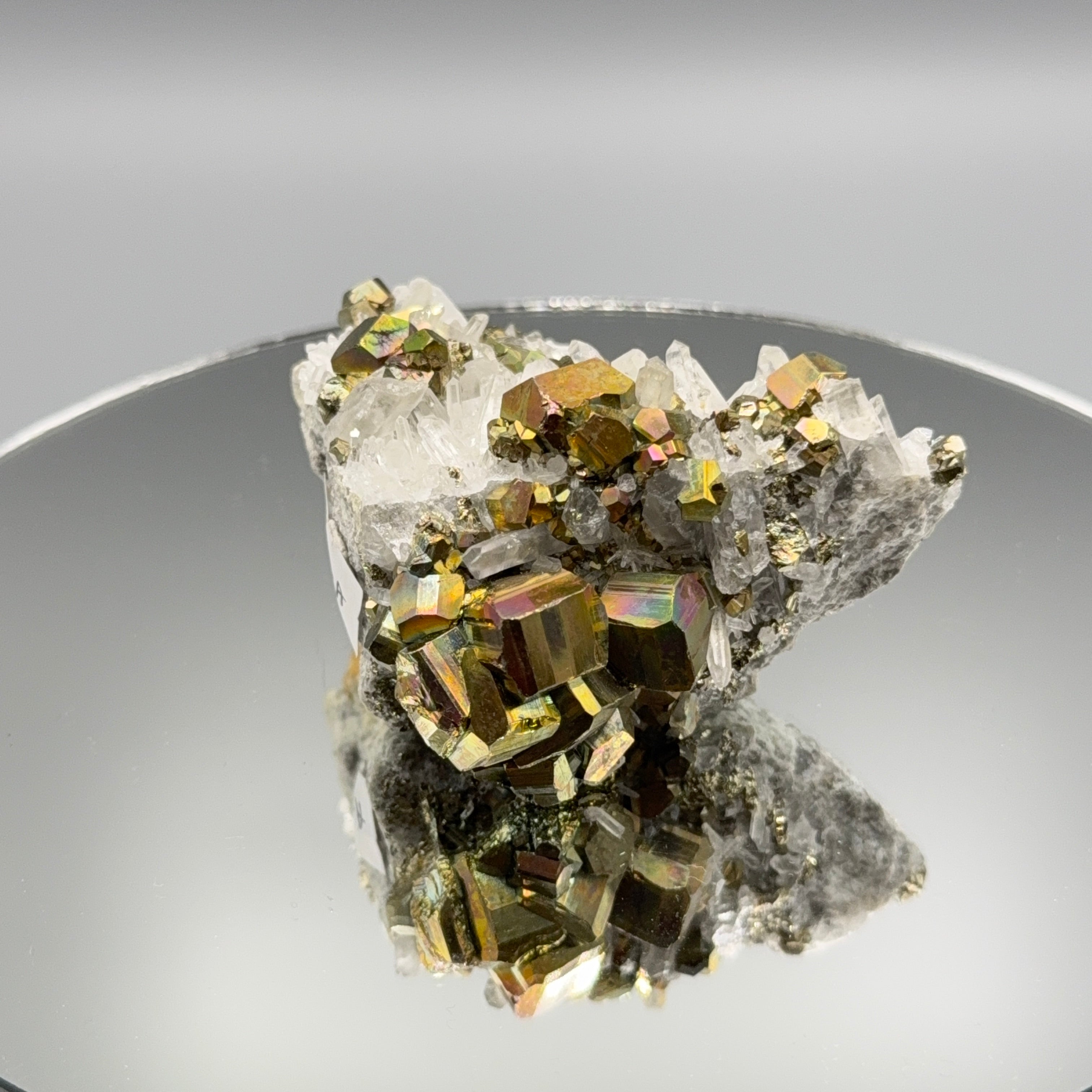 Pyrit mit Bergkristall Cluster