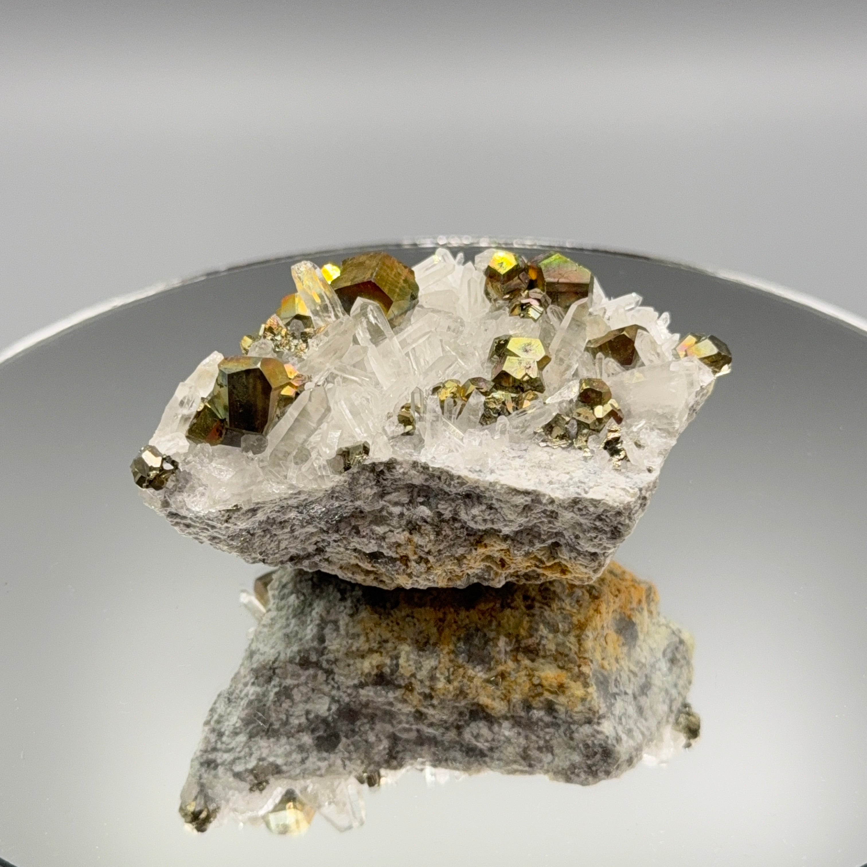 Pyrit mit Bergkristall Cluster