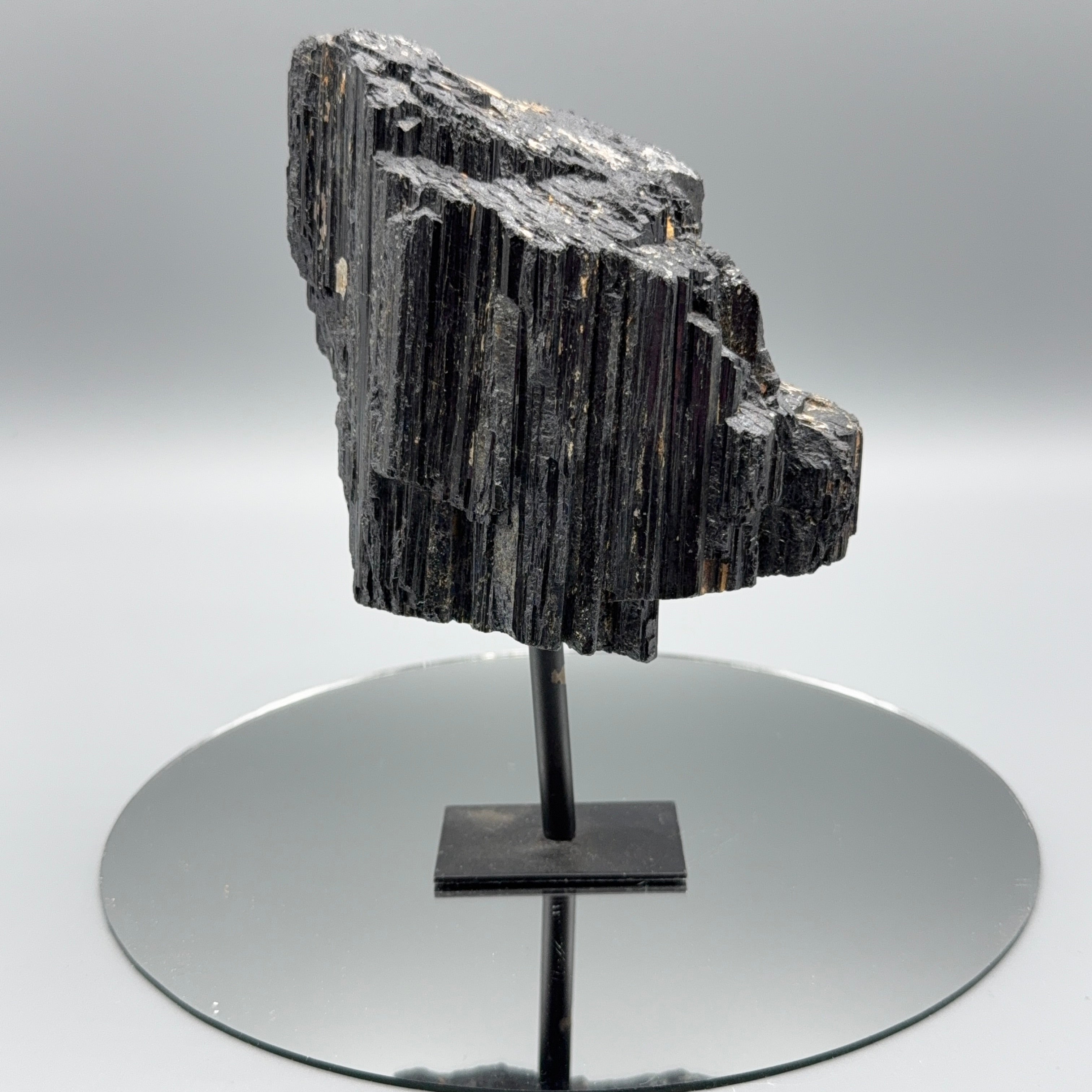 Schwarzer Turmalin auf Ständer