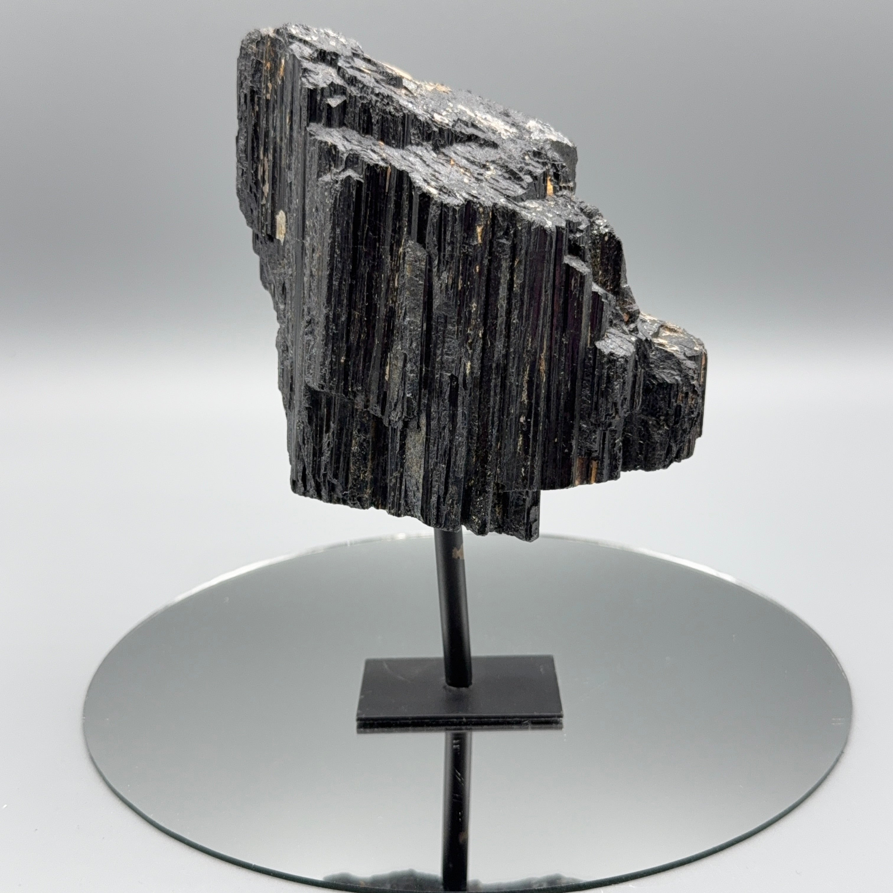 Schwarzer Turmalin auf Ständer