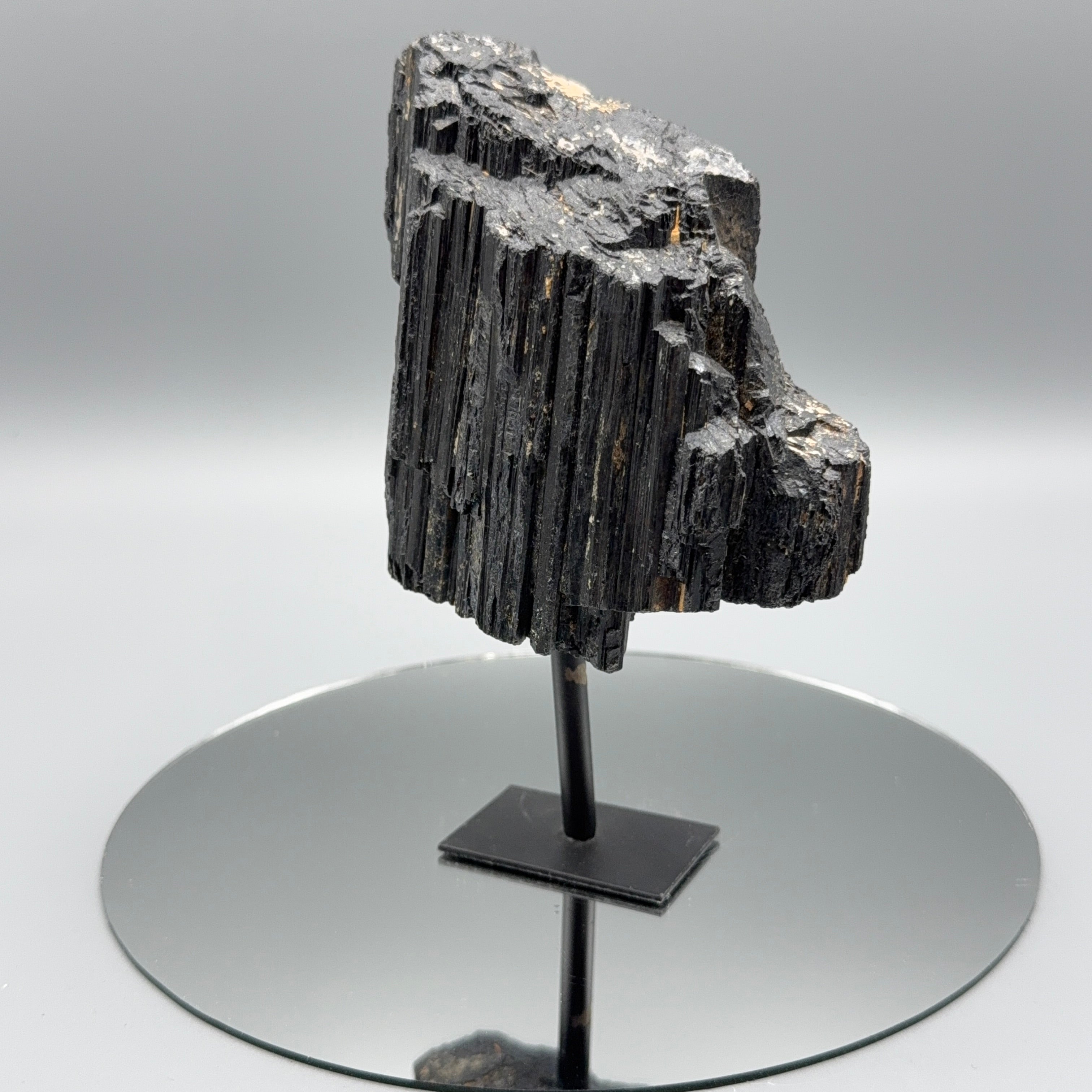 Schwarzer Turmalin auf Ständer