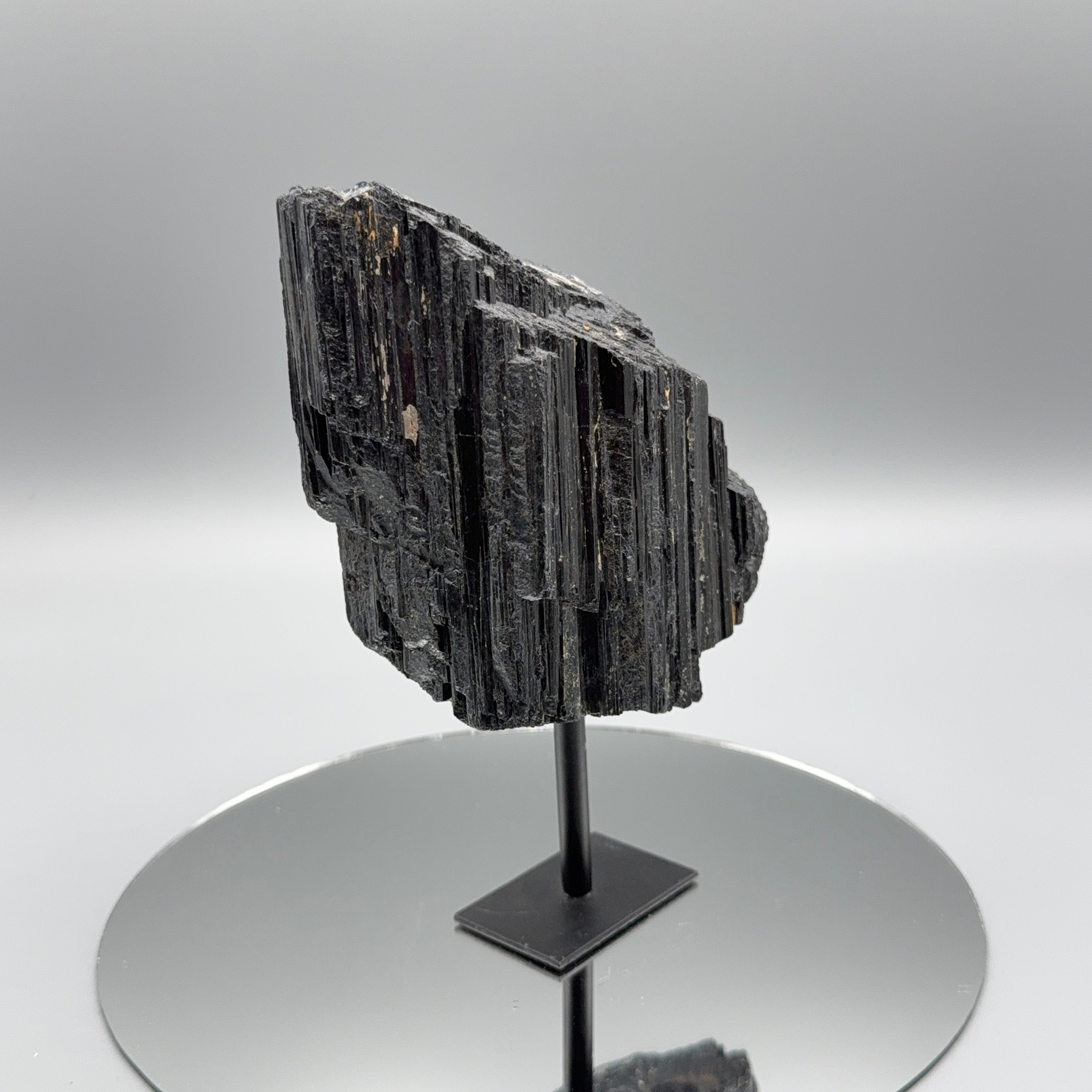 Schwarzer Turmalin auf Ständer