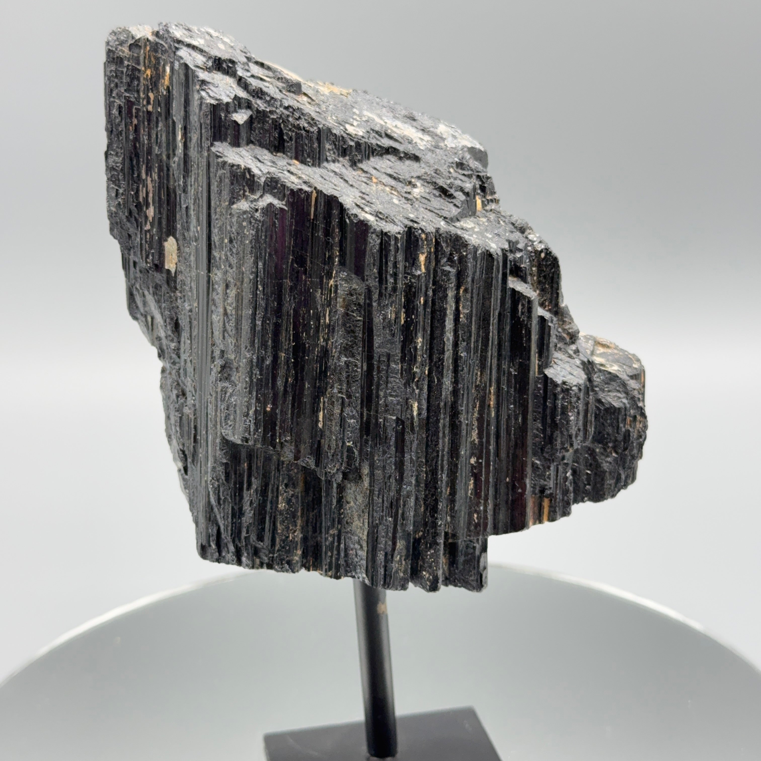 Schwarzer Turmalin auf Ständer