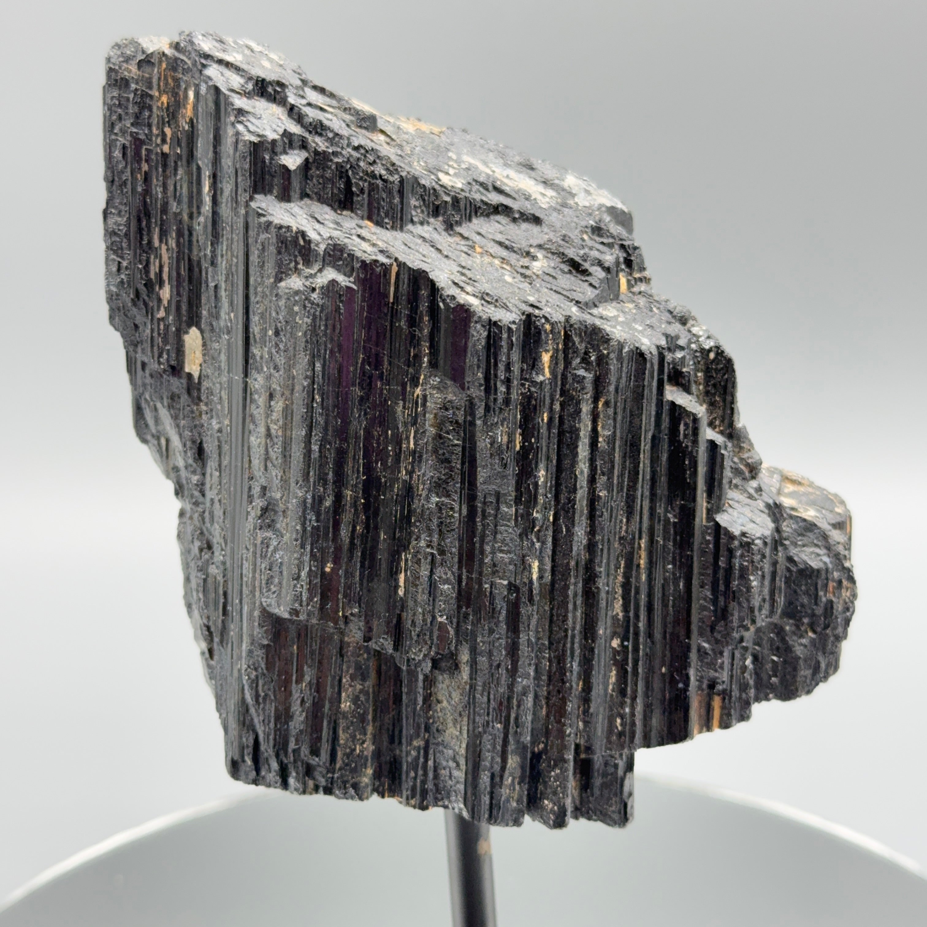 Schwarzer Turmalin auf Ständer