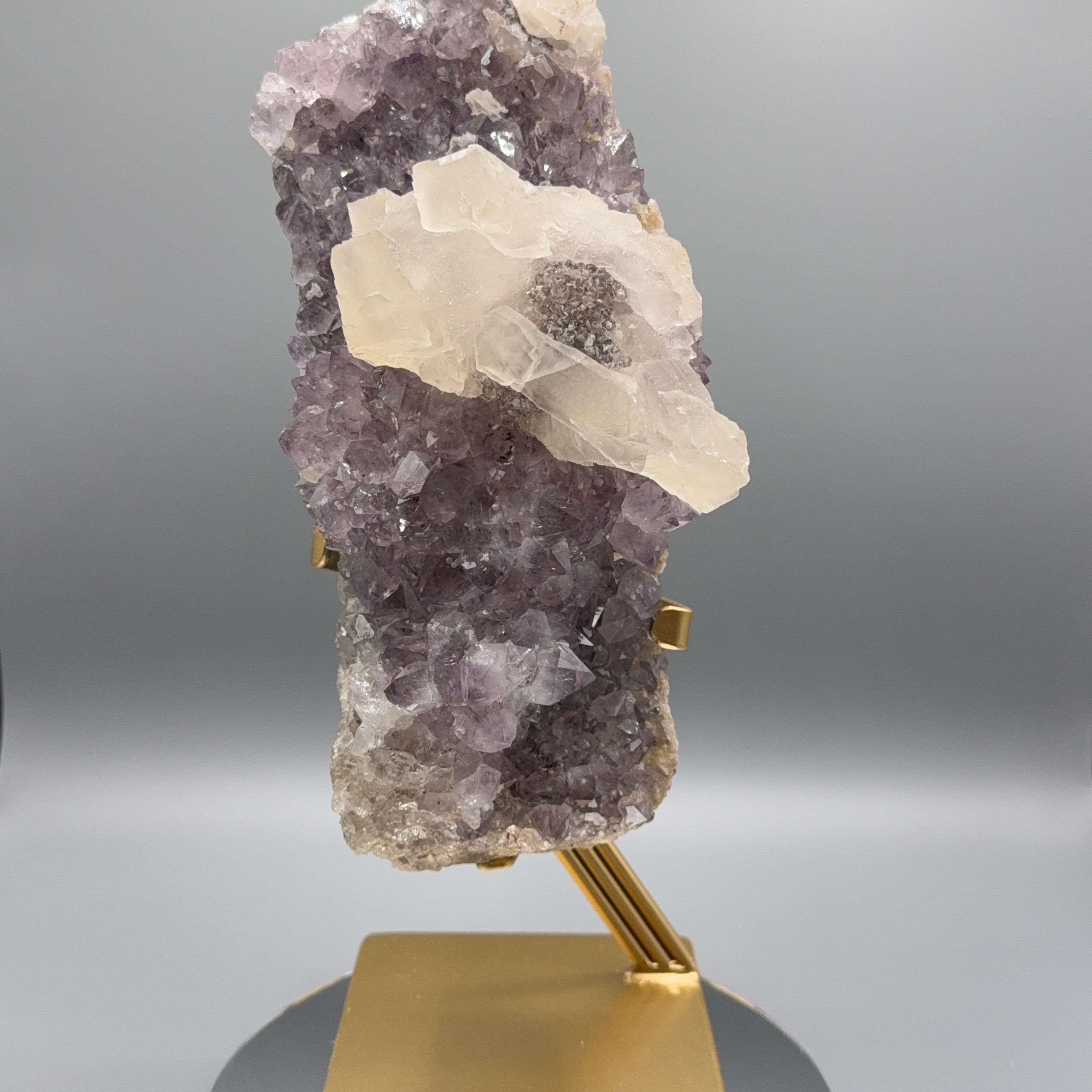 XL Amethyst mit Calcit auf Ständer