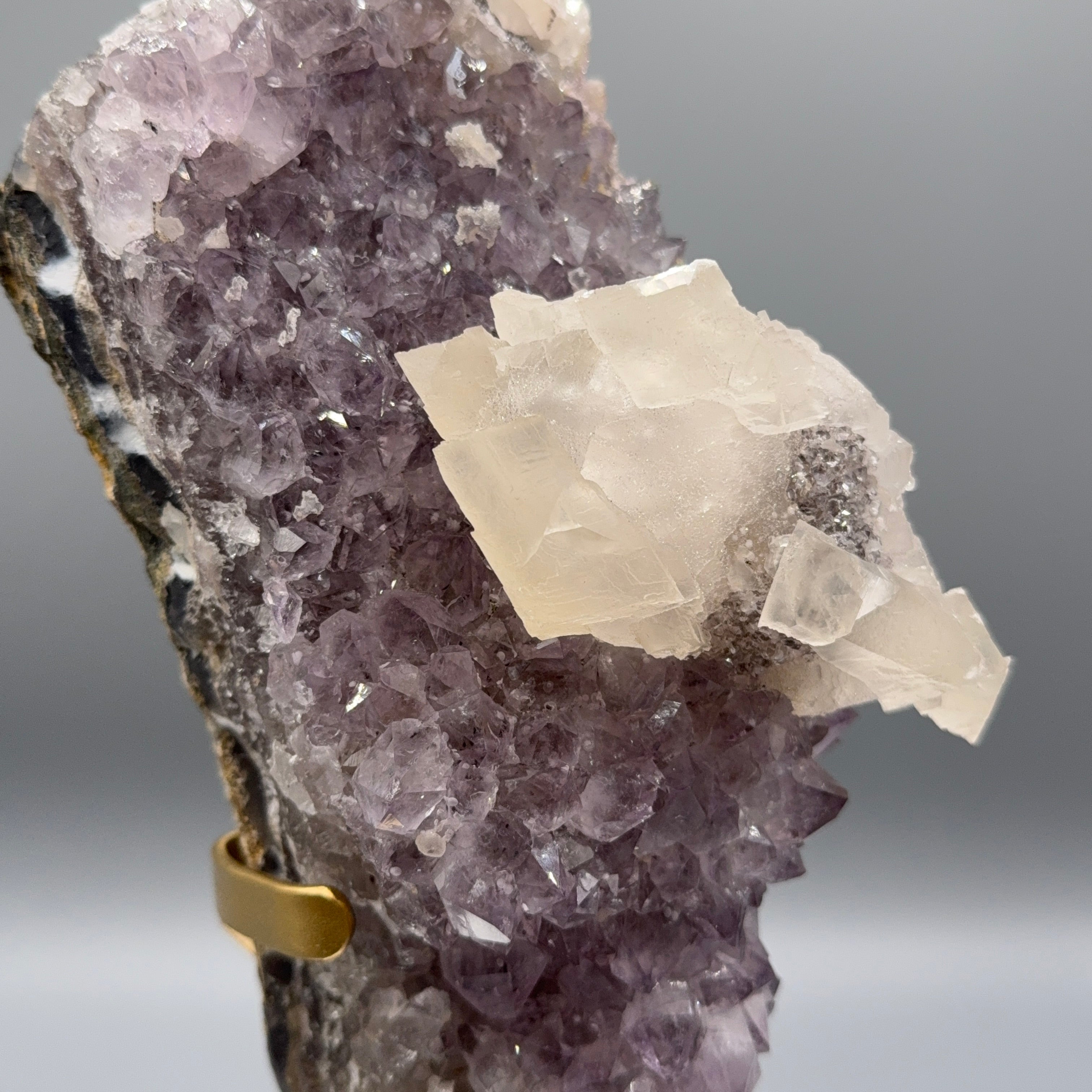 XL Amethyst mit Calcit auf Ständer