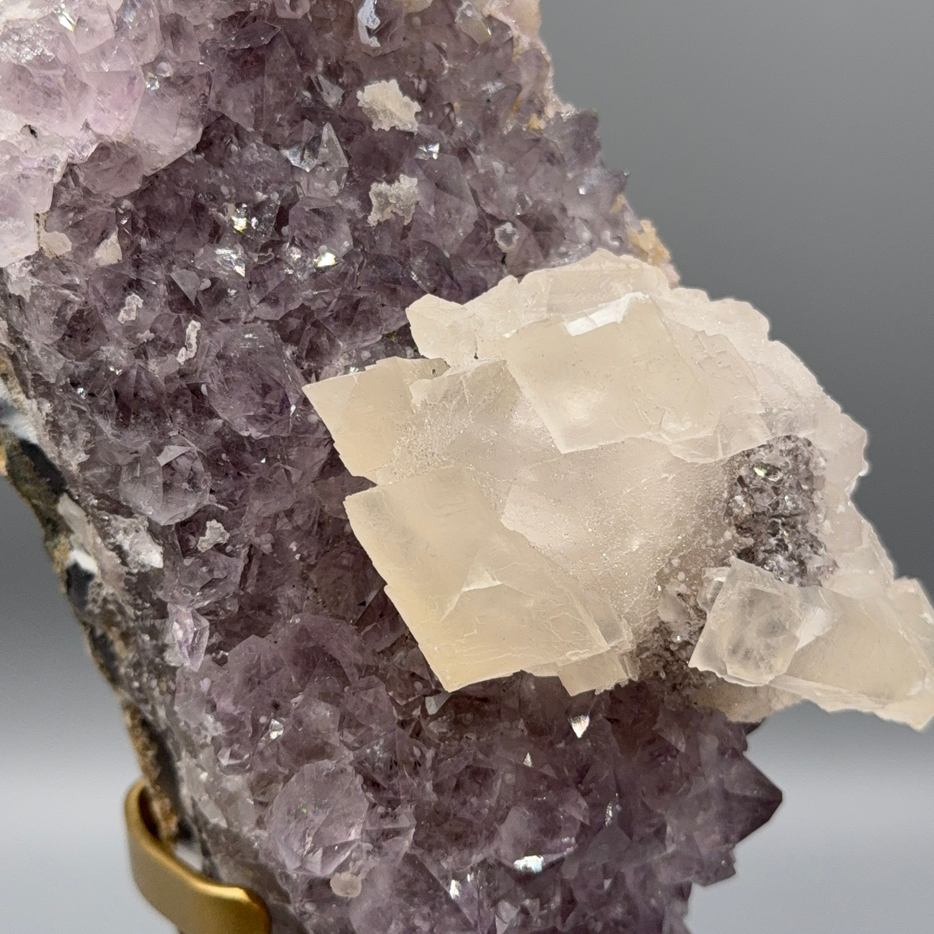 XL Amethyst mit Calcit auf Ständer