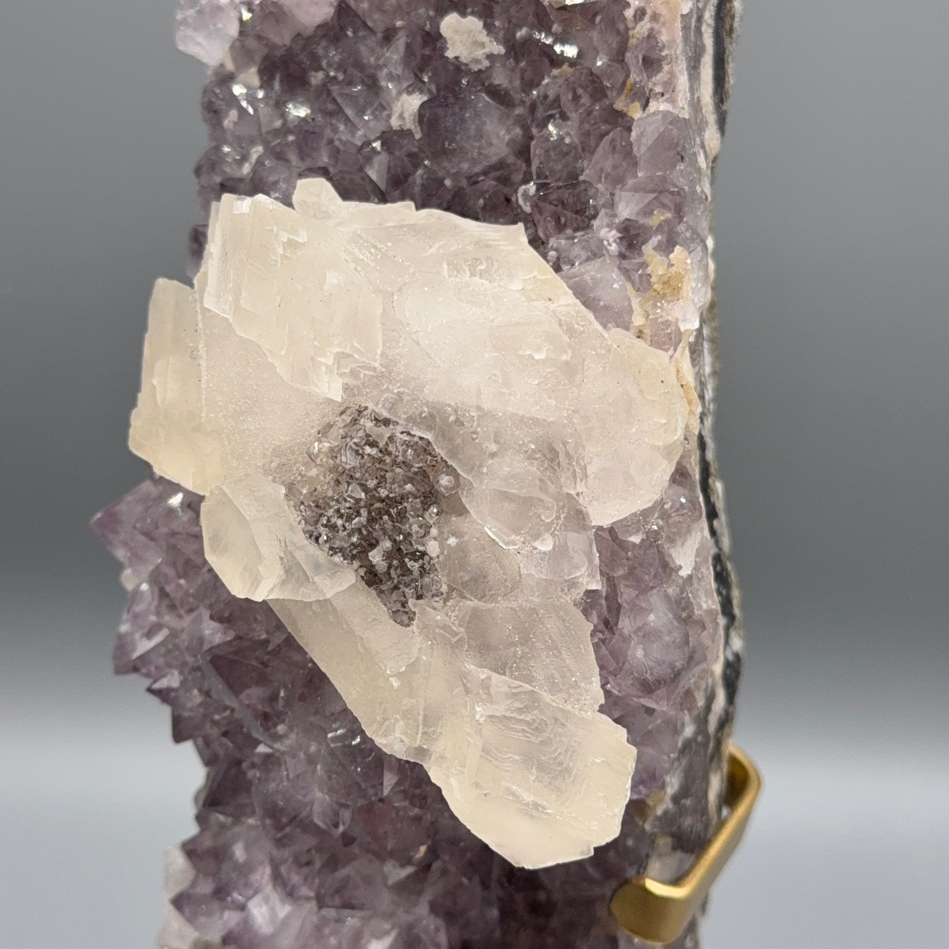 XL Amethyst mit Calcit auf Ständer