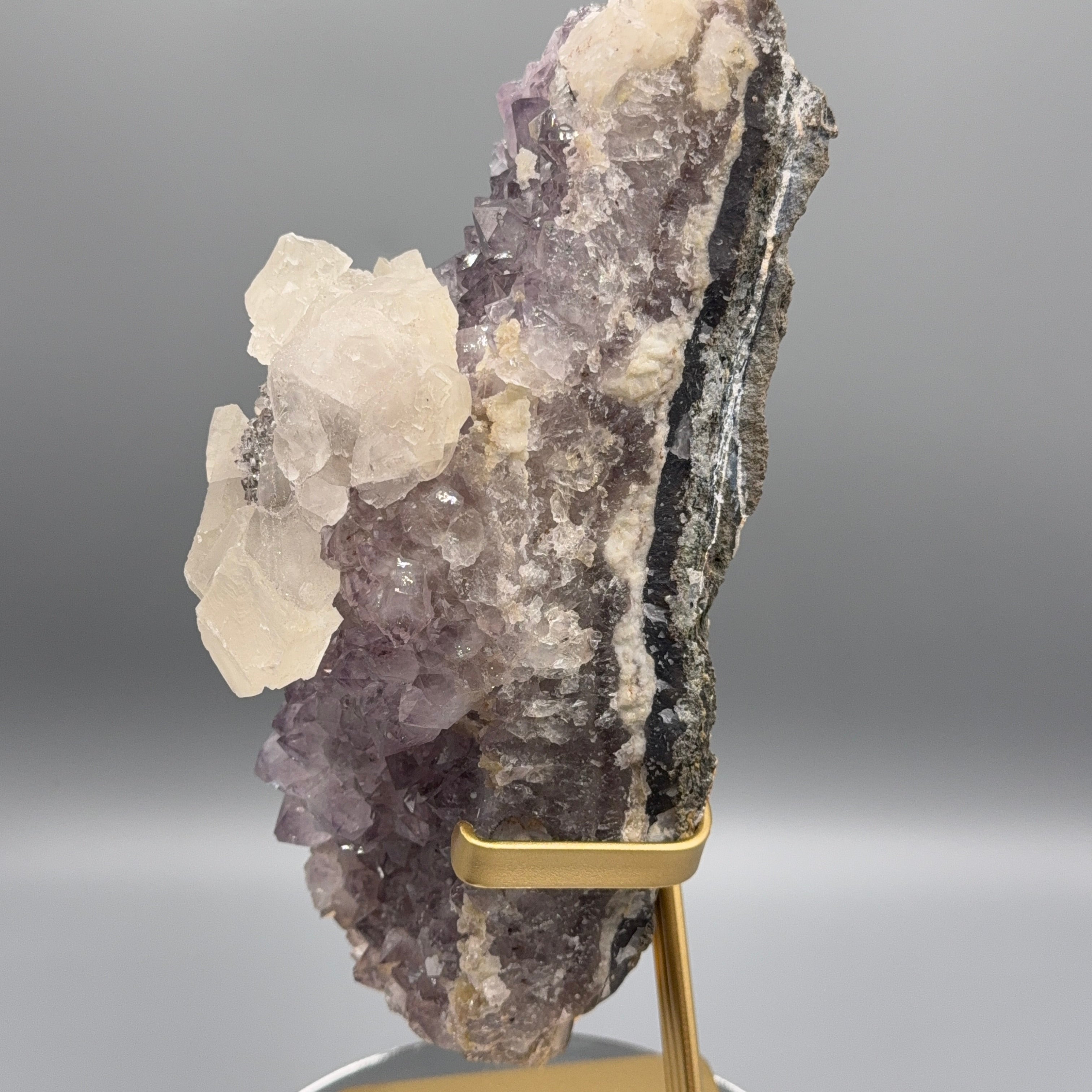 XL Amethyst mit Calcit auf Ständer