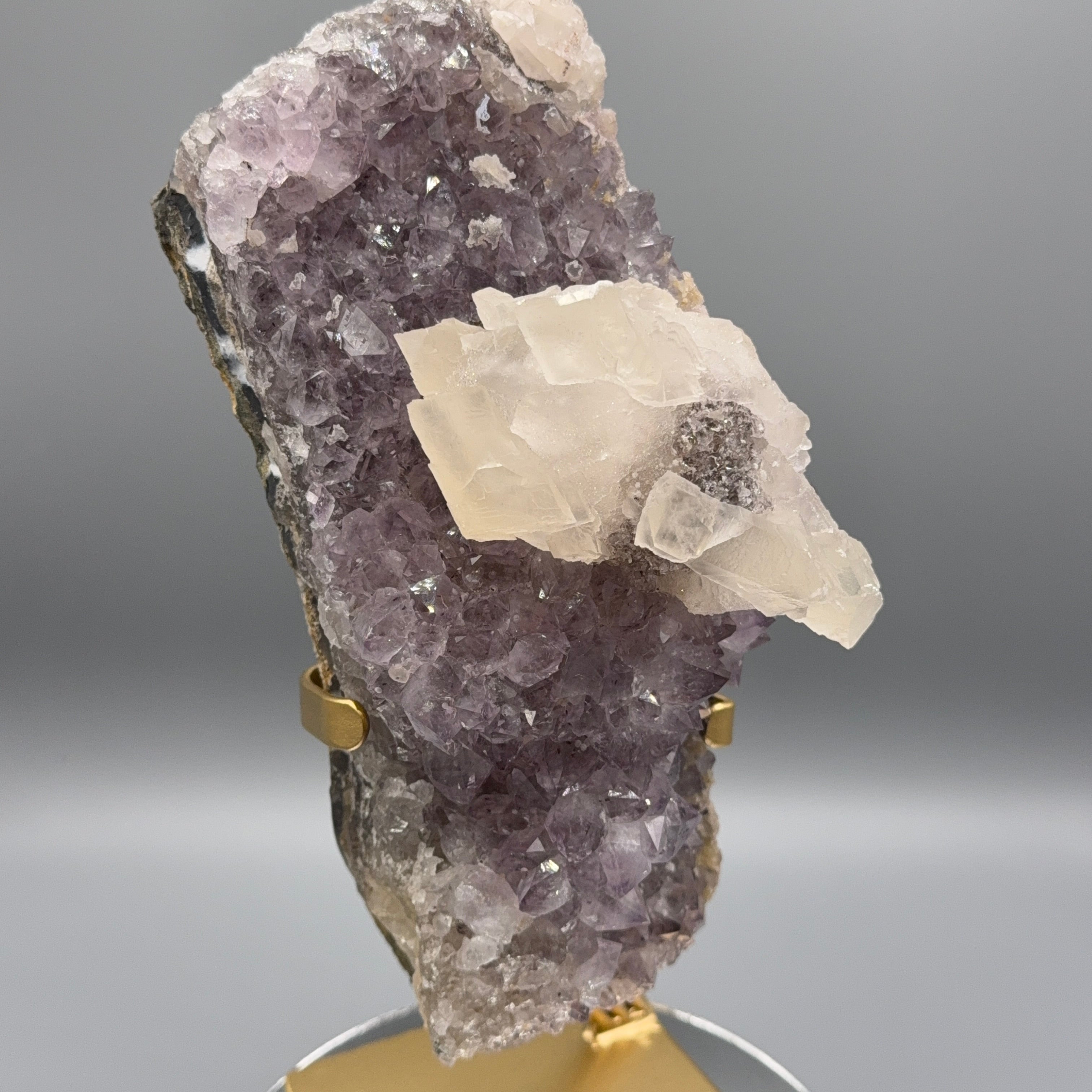 XL Amethyst mit Calcit auf Ständer