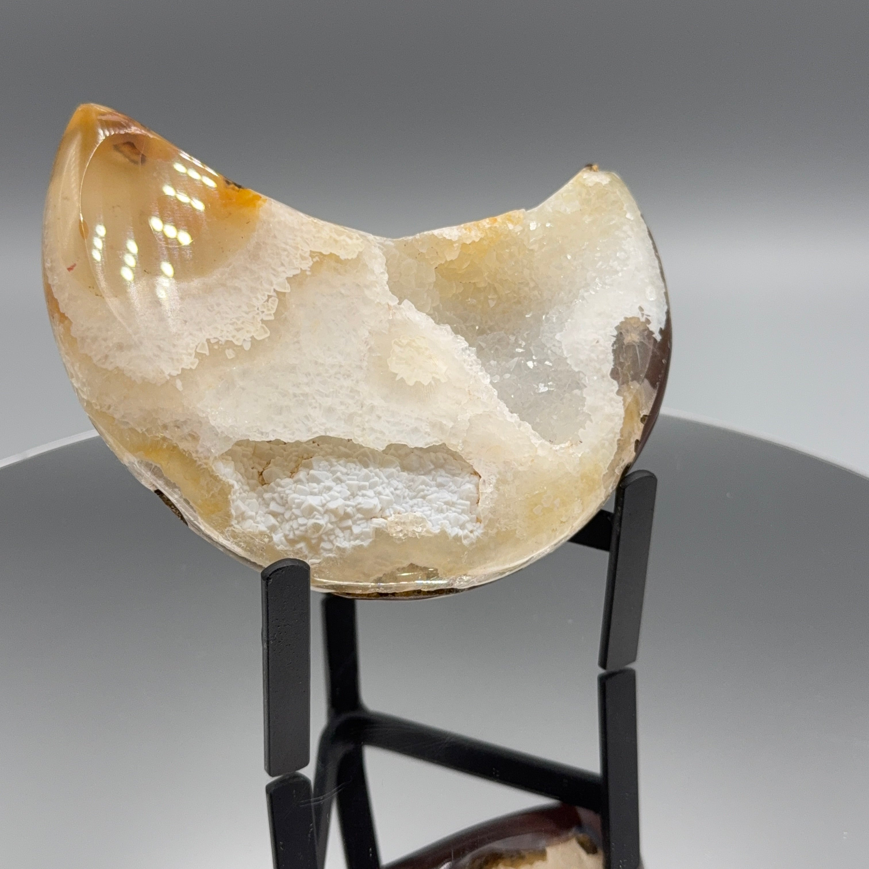 Achat Mond mit Druzy auf Ständer