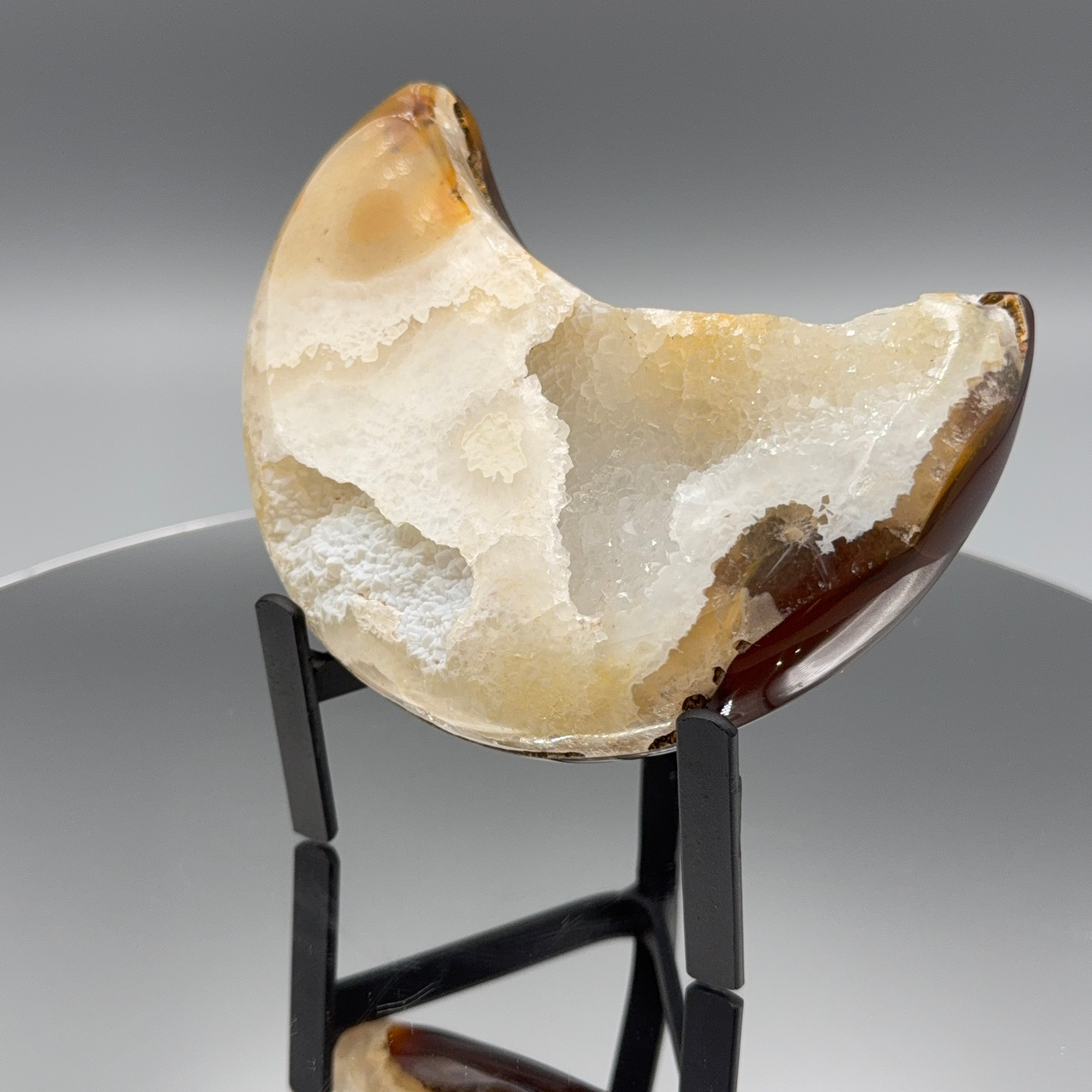 Achat Mond mit Druzy auf Ständer