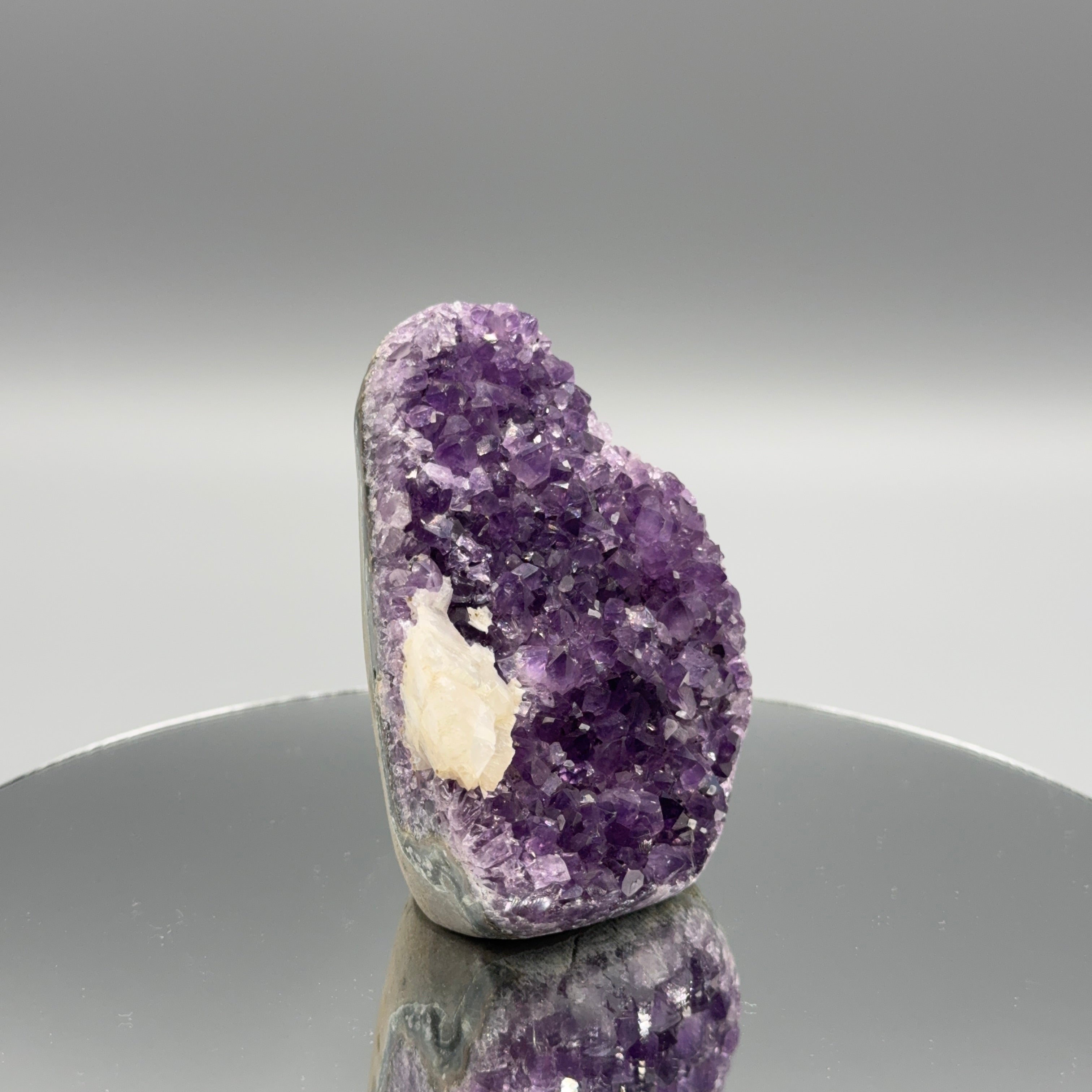 Amethyst Cut Base mit Calcit
